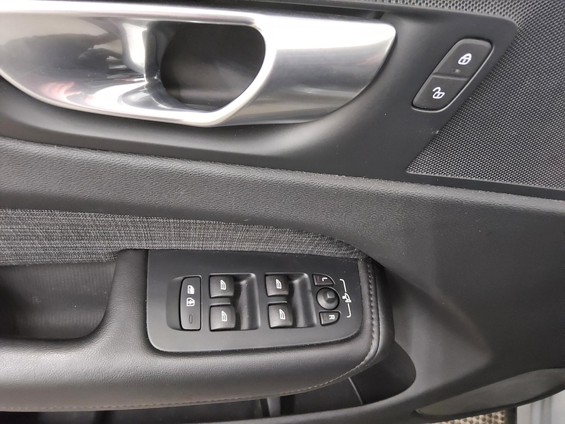 Volvo XC60 B4 D Core Navi LED AHK RFK PDC Shz 10