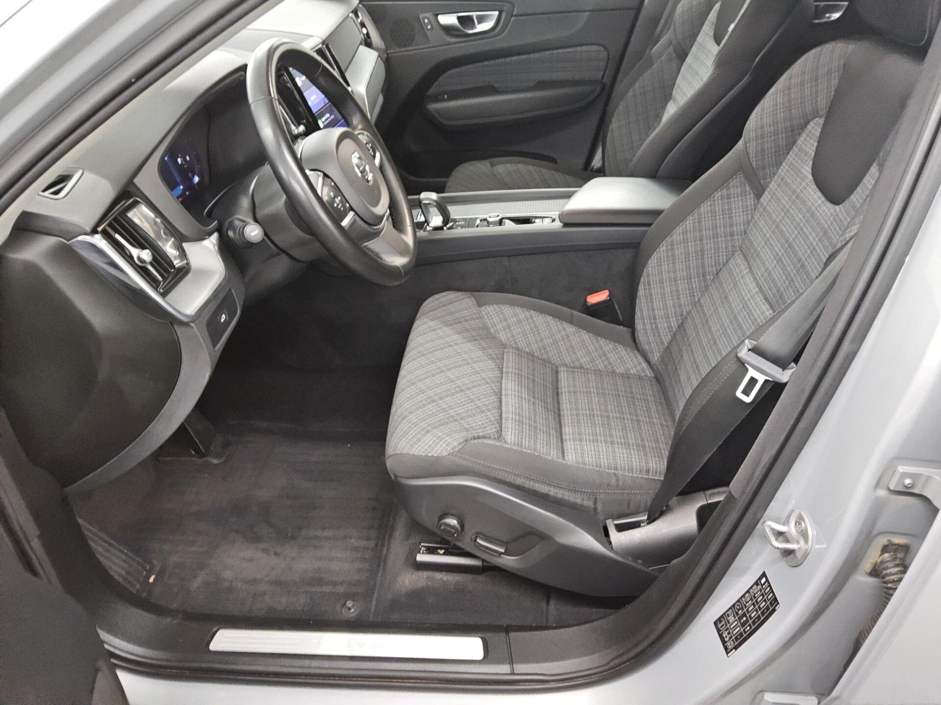 Volvo XC60 B4 D Core Navi LED AHK RFK PDC Shz 9