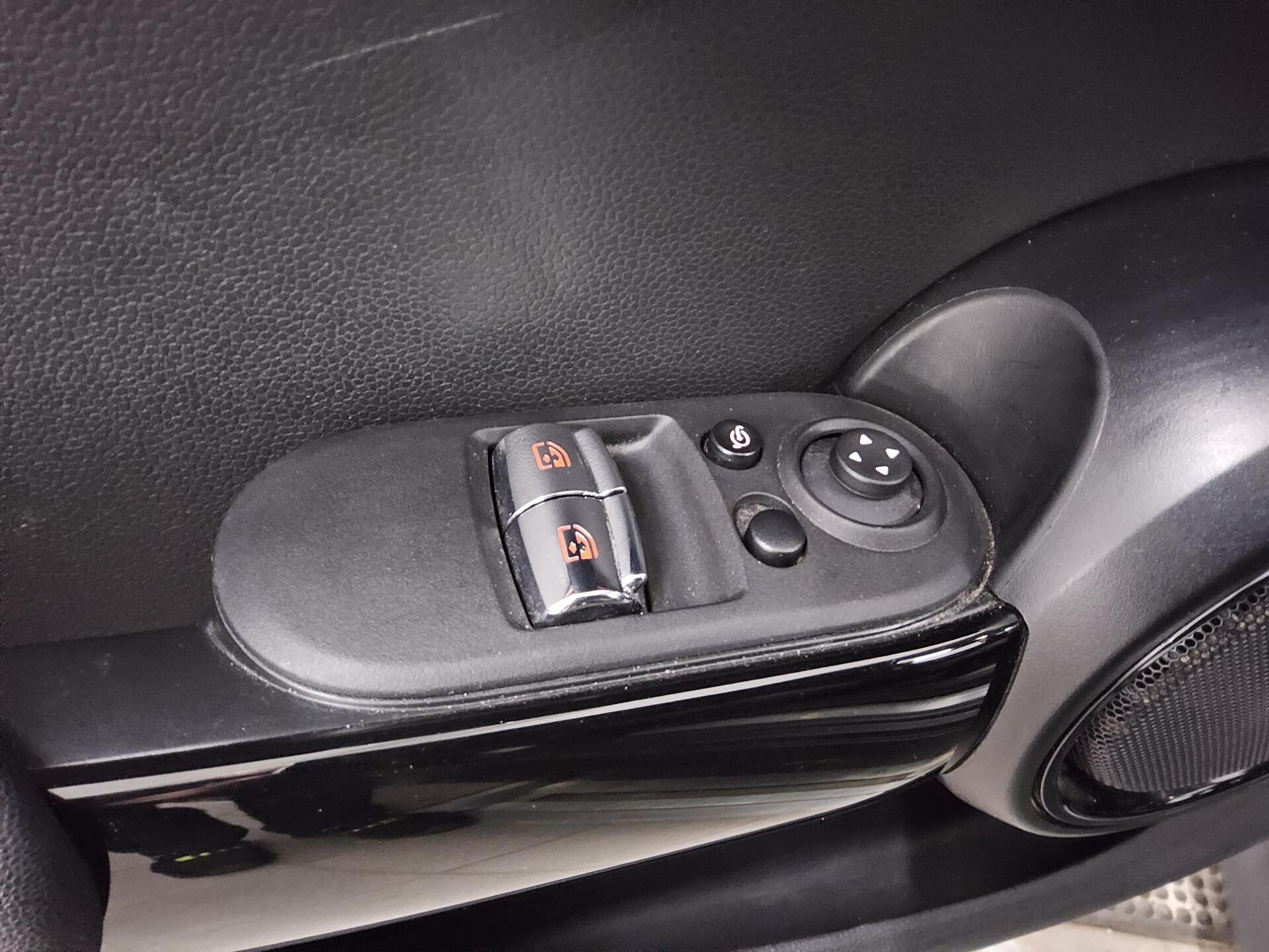 MINI Cooper SE Essential Trim Navi LED Pano HiFi HuD 9