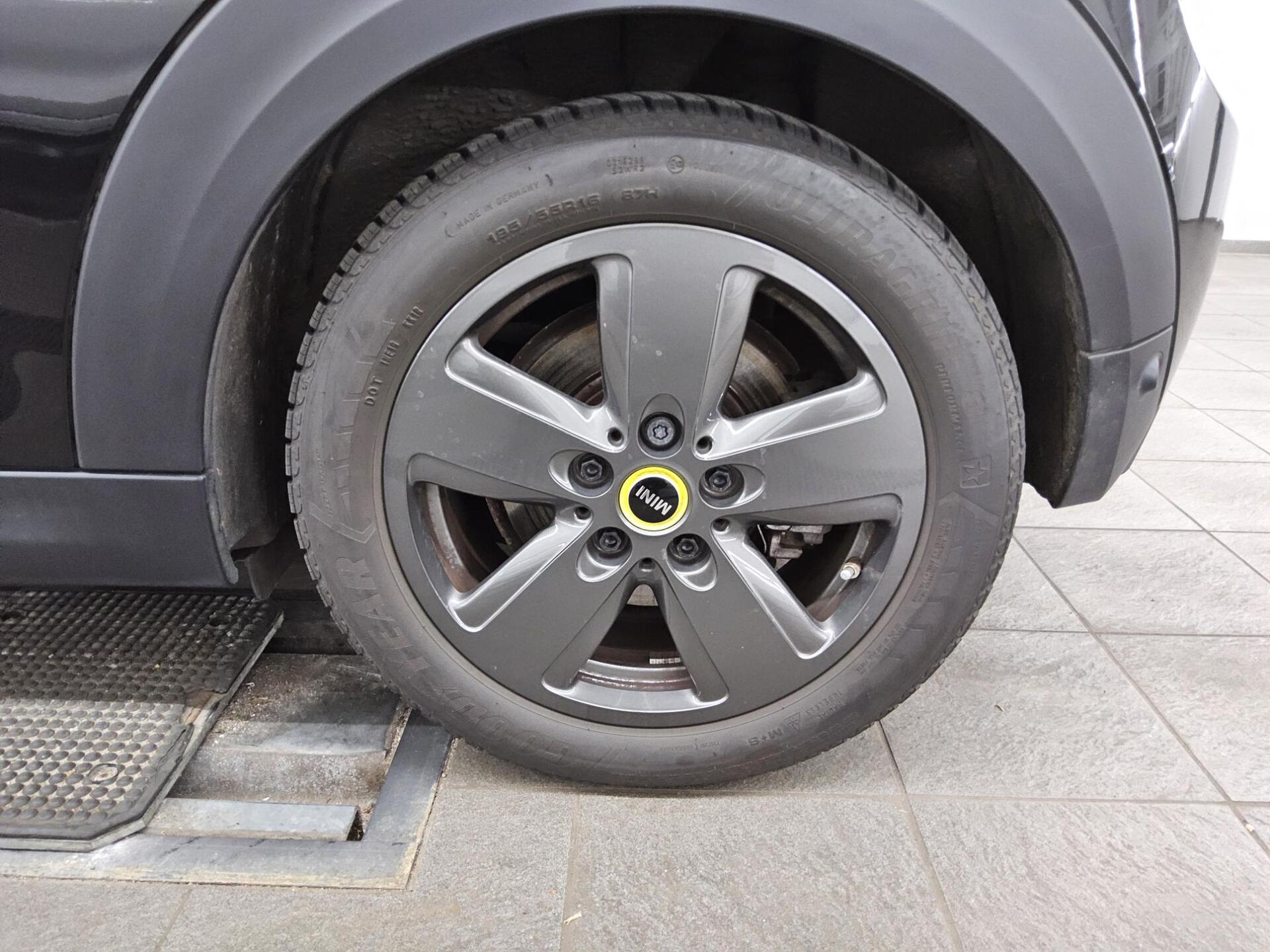 MINI Cooper SE Essential Trim Navi LED Pano HiFi HuD 10