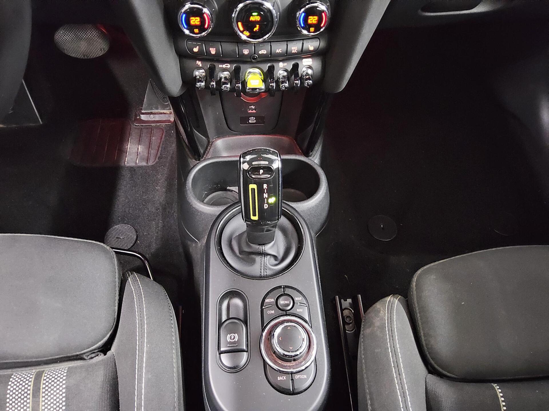 MINI Cooper SE Essential Trim Navi LED Pano HiFi HuD 6