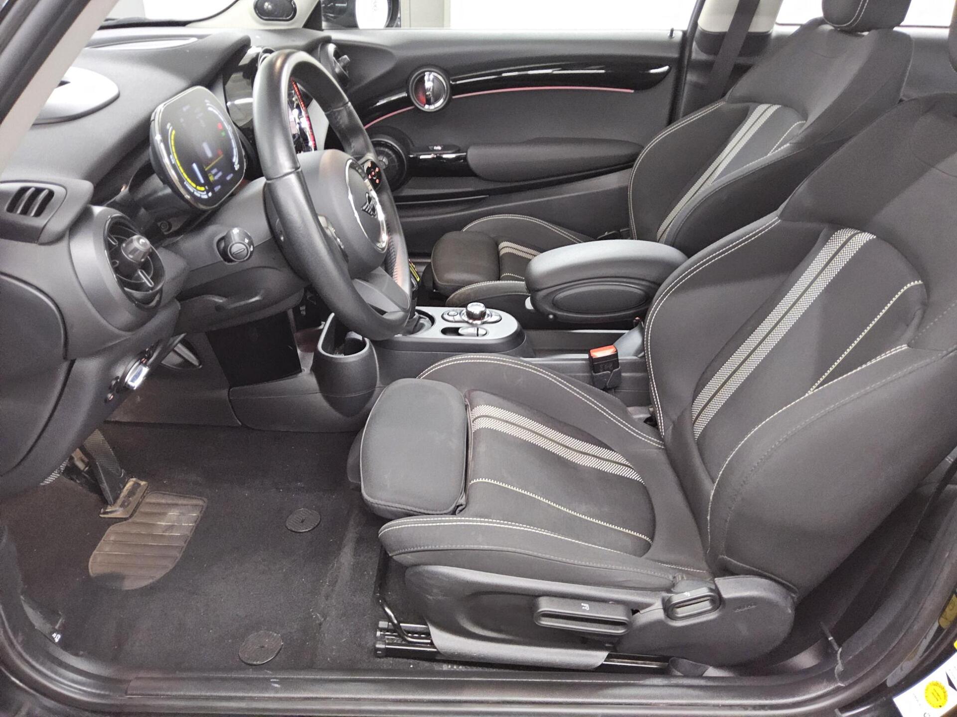 MINI Cooper SE Essential Trim Navi LED Pano HiFi HuD 8