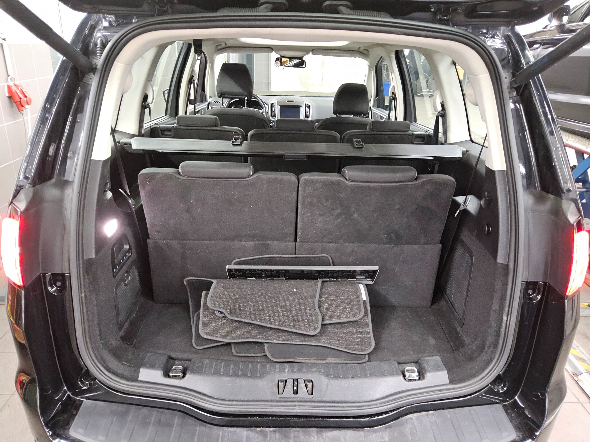 Ford Galaxy 2.0 EB Titanium 7-Sitze Navi LED Pano RfK 12