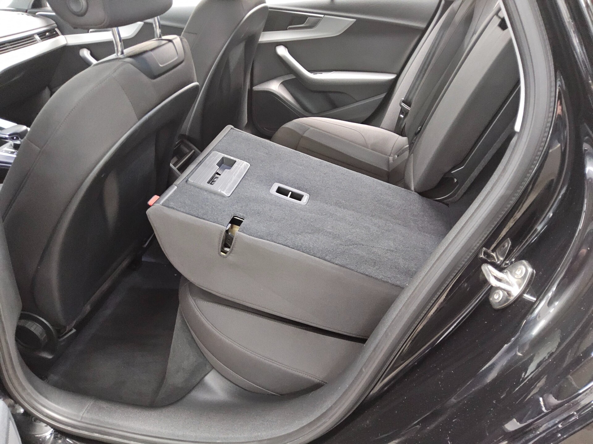 Audi A4 Avant 35 TDI Navi LED PDC Shz 13