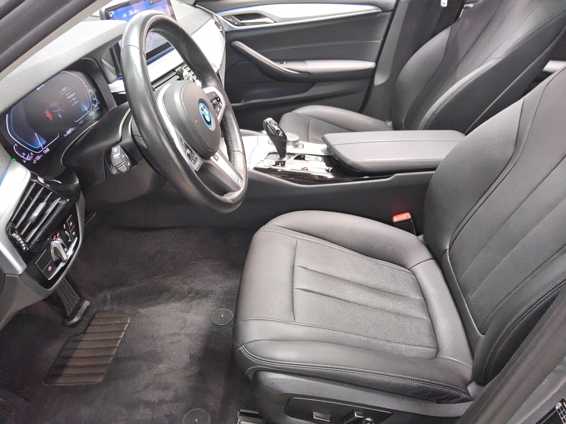 BMW 530e Touring e Leder Navi LED LC prof. Pano 360° 9