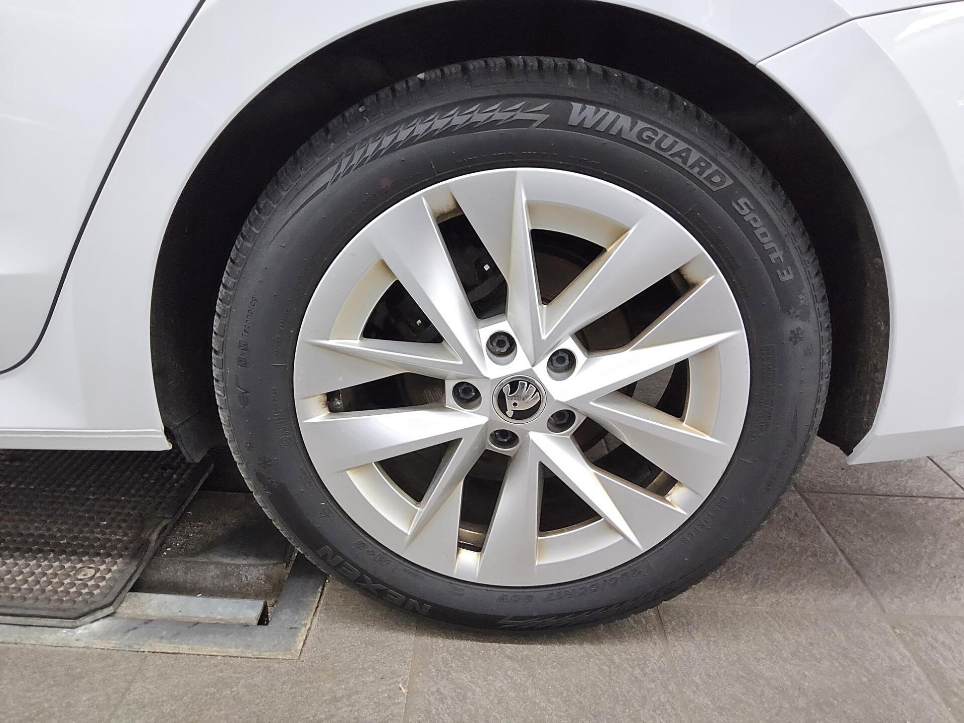 Skoda Octavia Kombi 2.0 TDI Style Navi LED vc RfK HuD 11