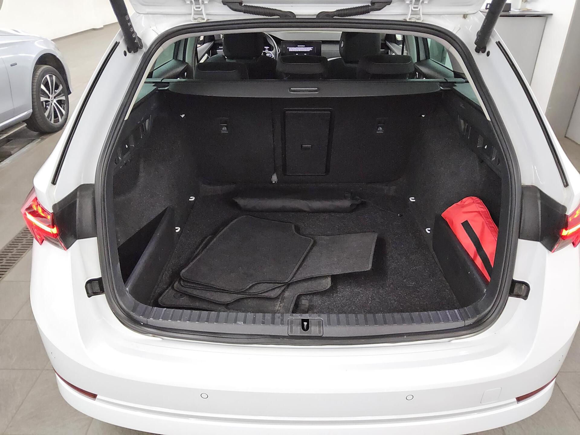 Skoda Octavia Kombi 2.0 TDI Style Navi LED vc RfK HuD 12