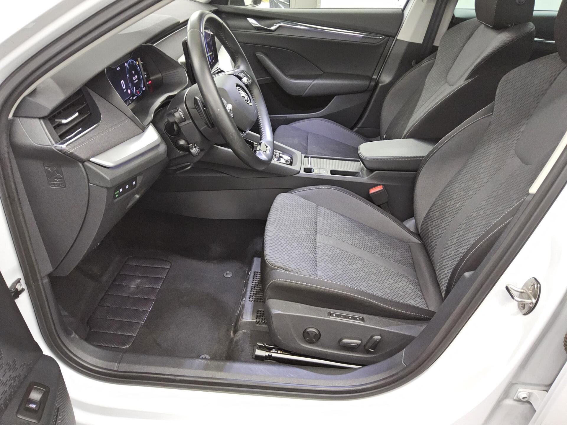 Skoda Octavia Kombi 2.0 TDI Style Navi LED vc RfK HuD 9