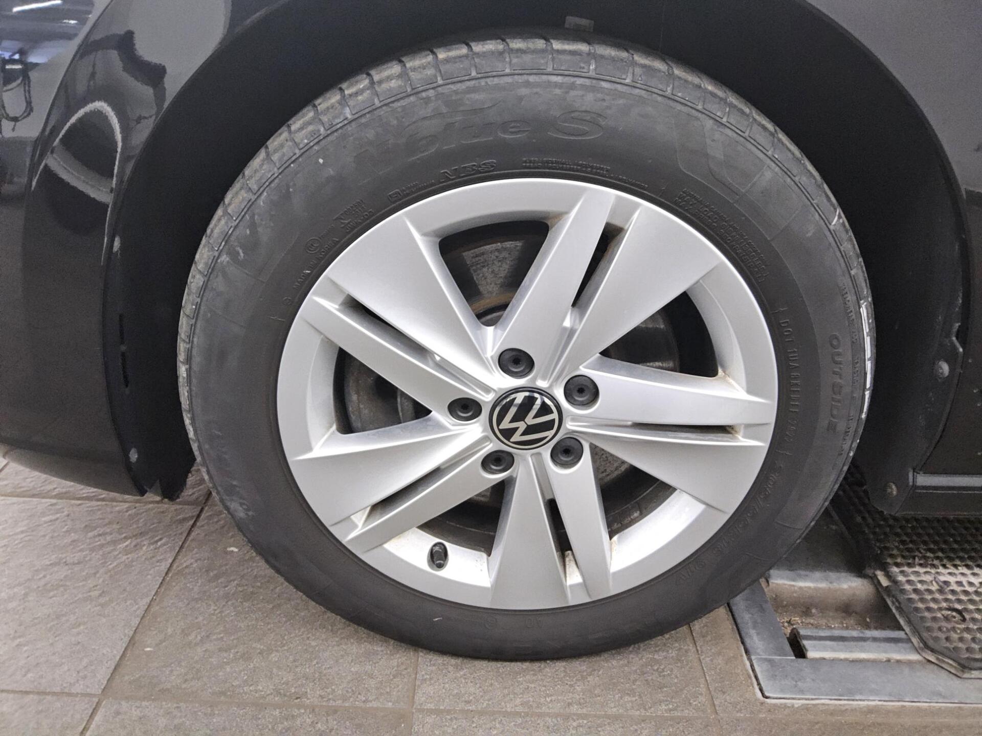 Volkswagen Golf-8 Var. 2.0 TDI Life Navi LED DC PDC 11