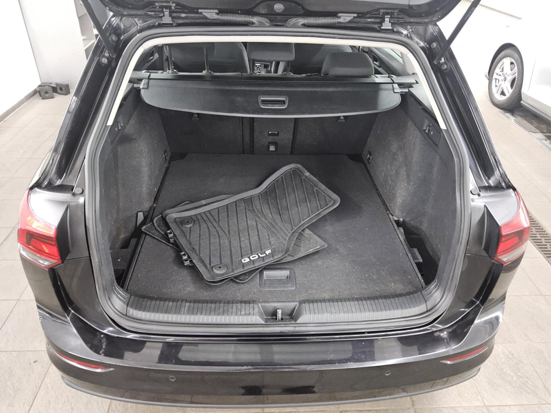 Volkswagen Golf-8 Var. 2.0 TDI Life Navi LED DC PDC 12