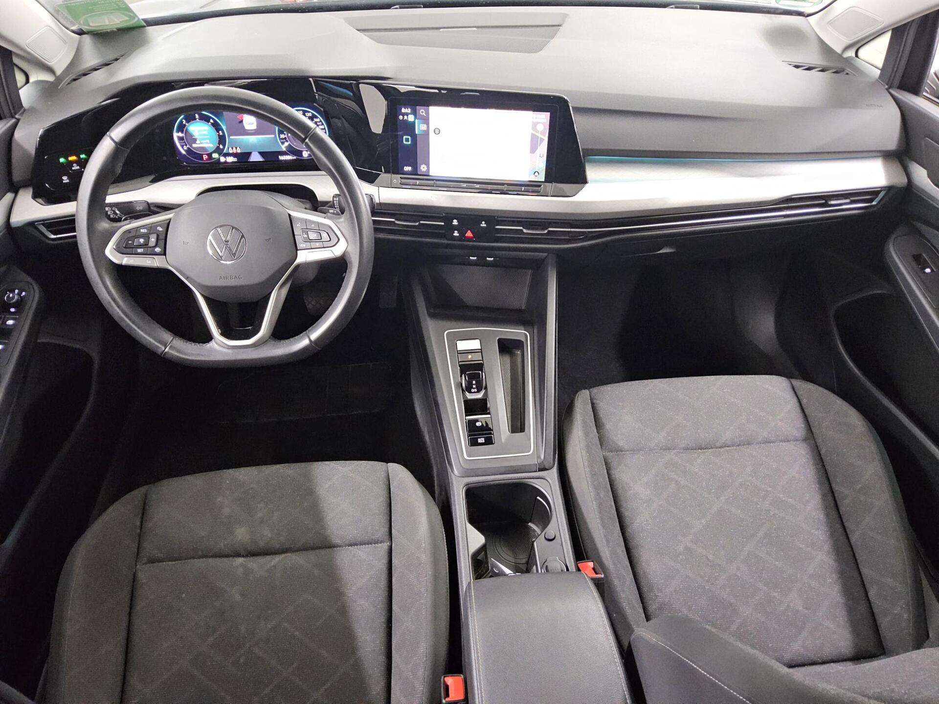 Volkswagen Golf-8 Var. 2.0 TDI Life Navi LED DC PDC 5