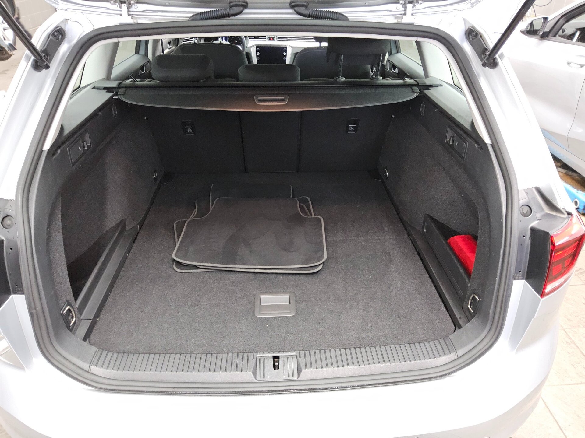 Volkswagen Passat Var. 2.0 TDI Navi LED RFK ACC SHZ 11