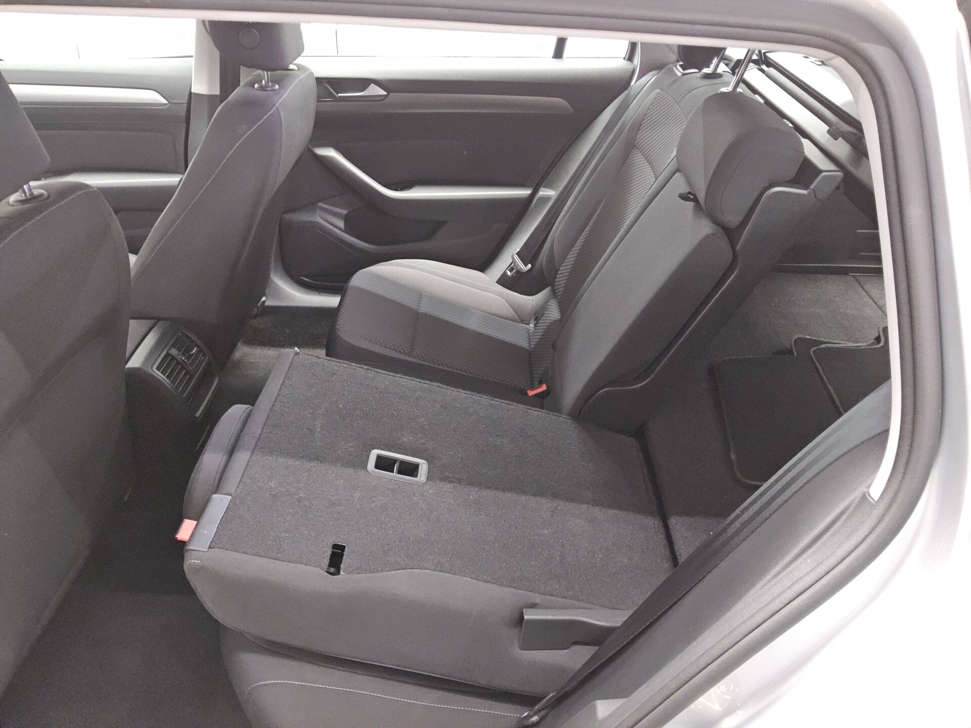 Volkswagen Passat Var. 2.0 TDI Navi LED RFK ACC SHZ 12