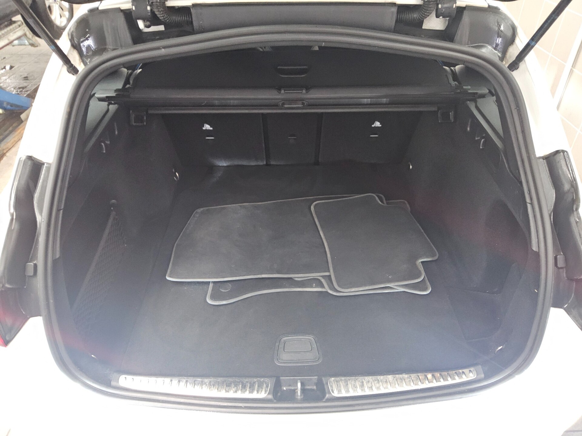 Mercedes-Benz C 300 T d AMG-Line Navi LED AHK Distronic+ 12