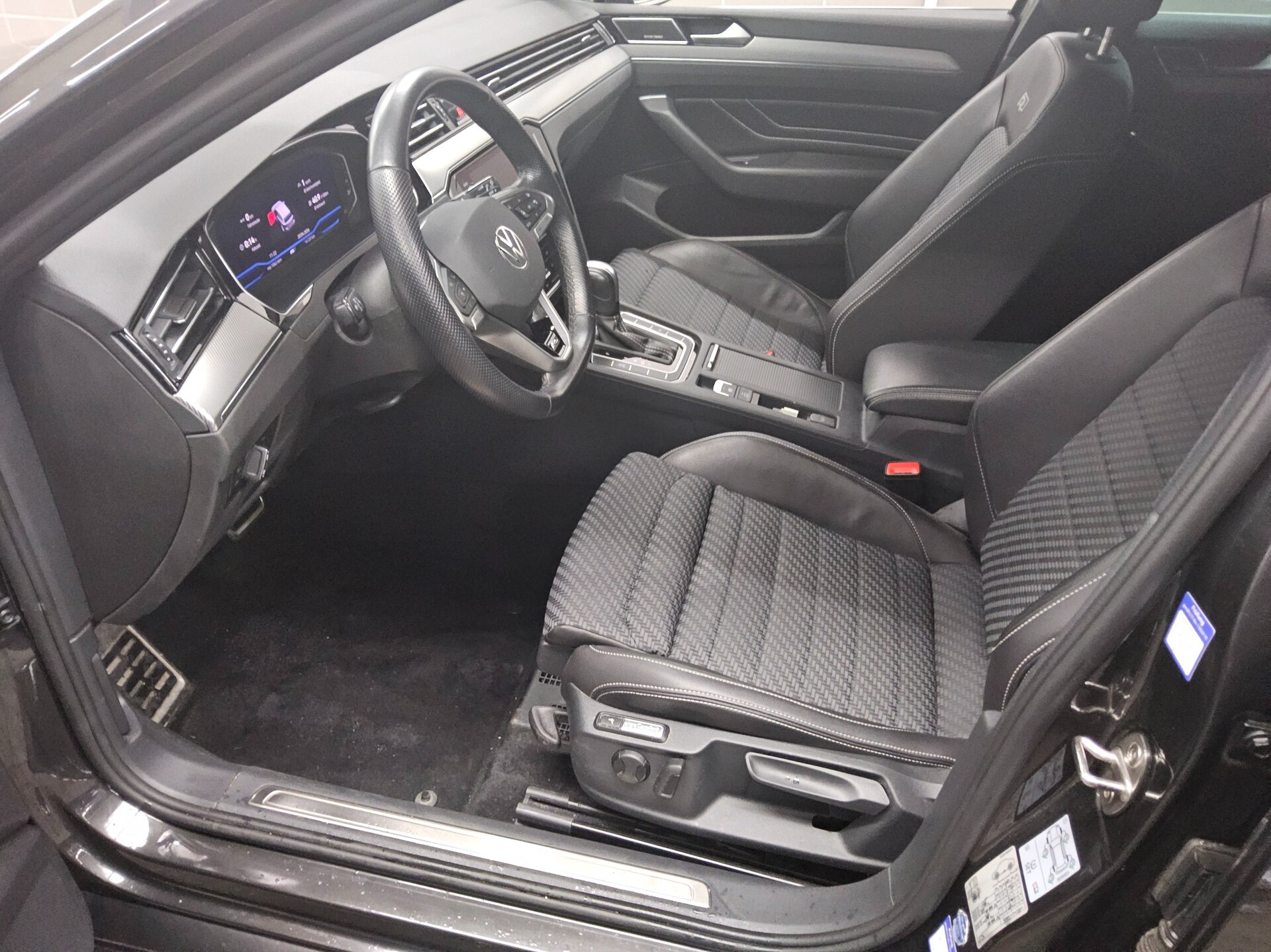 Volkswagen Passat Var. 2.0 TDI R-Line Navi LED AID H/K AHK 9