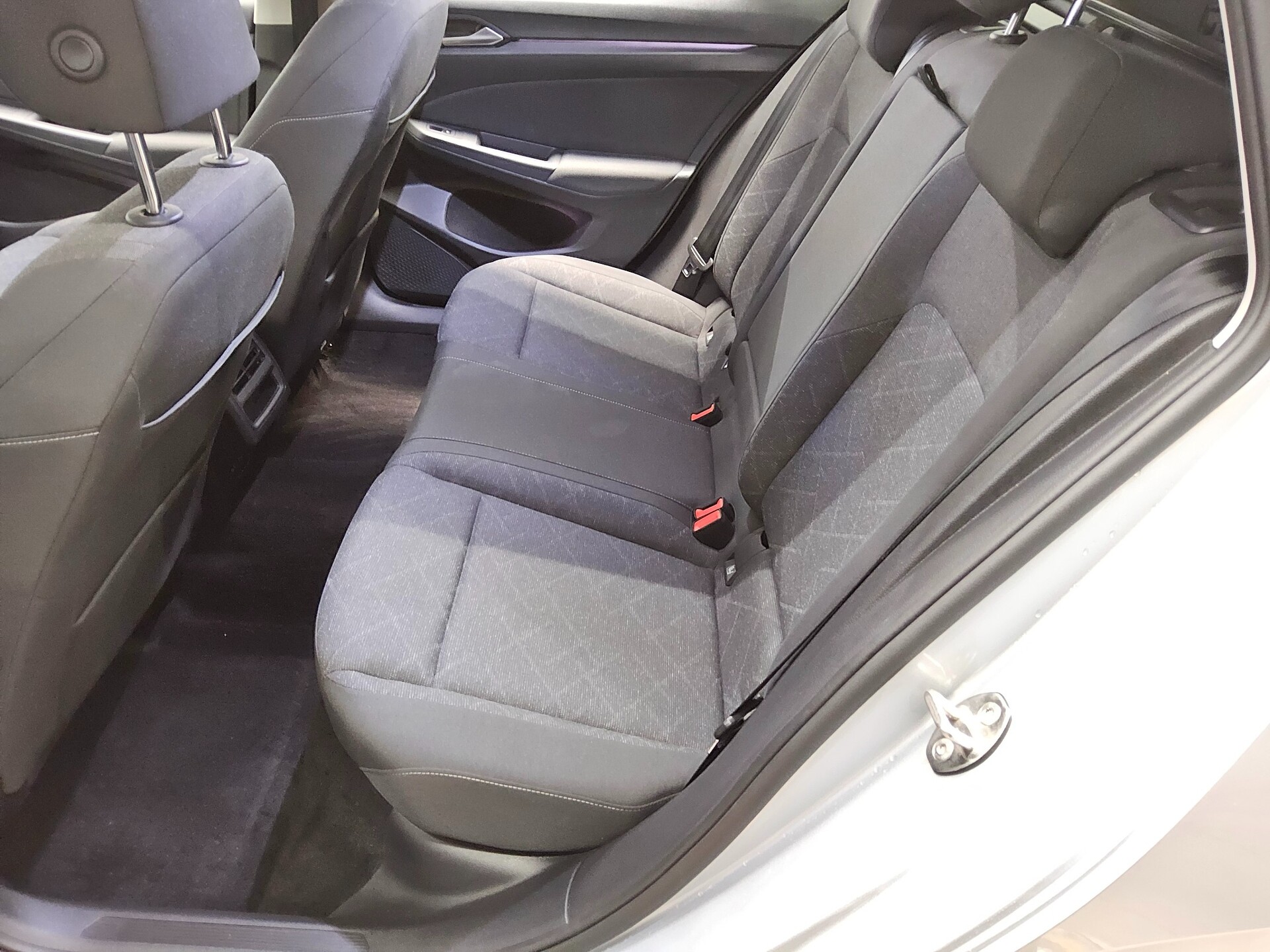 Volkswagen Golf-8 Var. 2.0 TDI Life Navi LED DC ACC PDC Shz 13