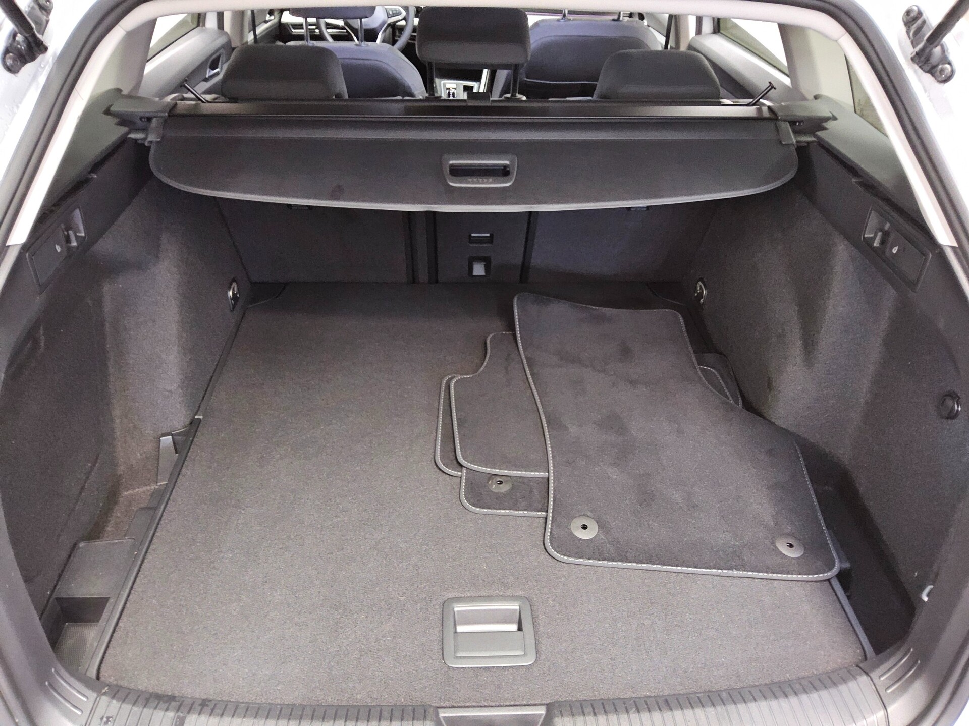 Volkswagen Golf-8 Var. 2.0 TDI Life Navi LED DC ACC PDC Shz 12