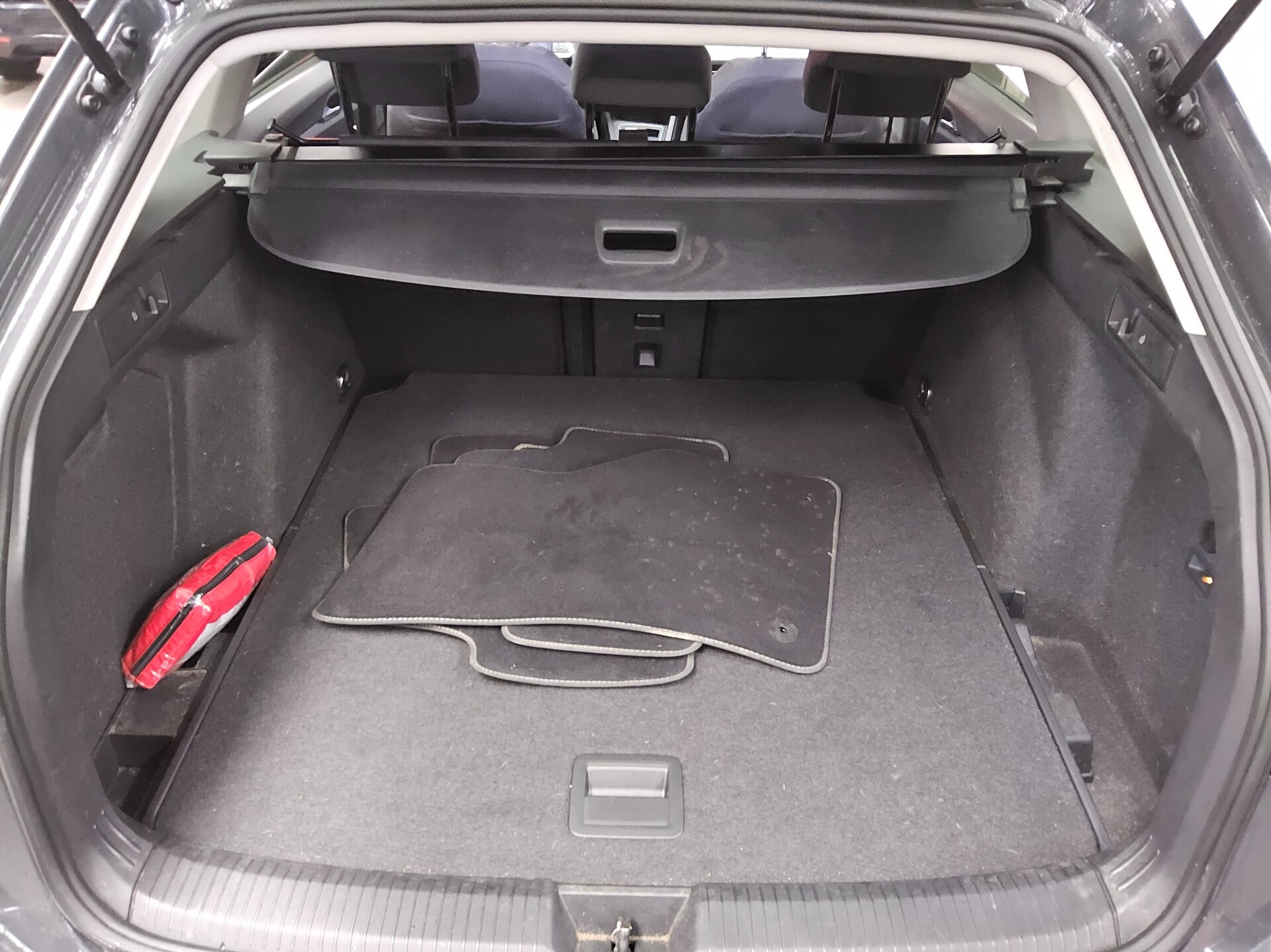 Volkswagen Golf-8 Var. 2.0 TDI Life Navi LED AID AHK ACC 12