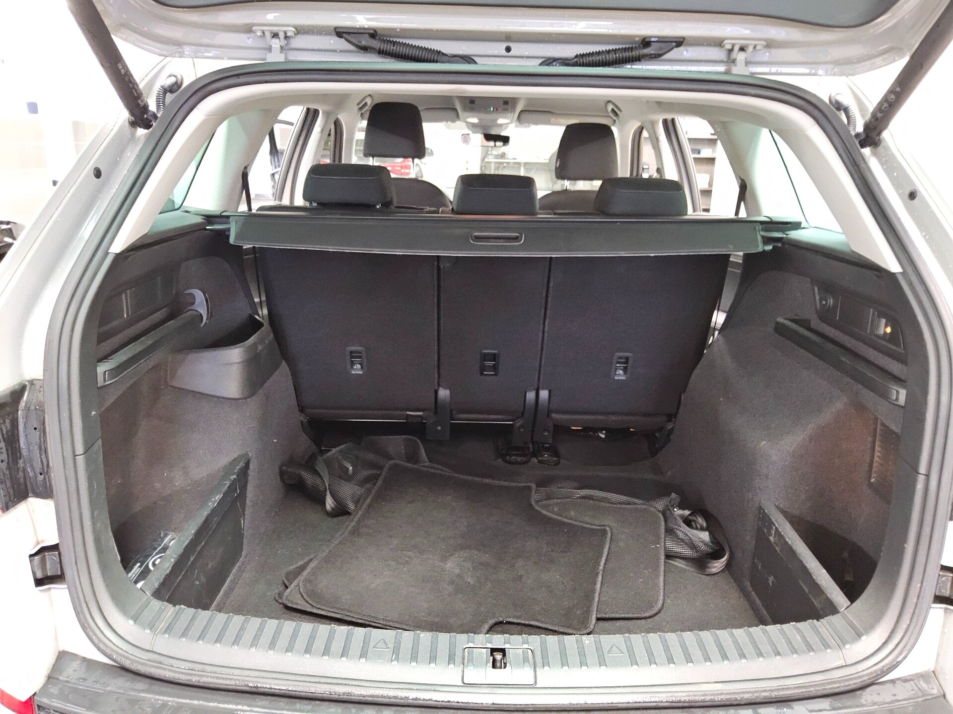 Skoda Kodiaq 2.0 TDI Tour Navi LED Virtual RFK AHK ACC 12