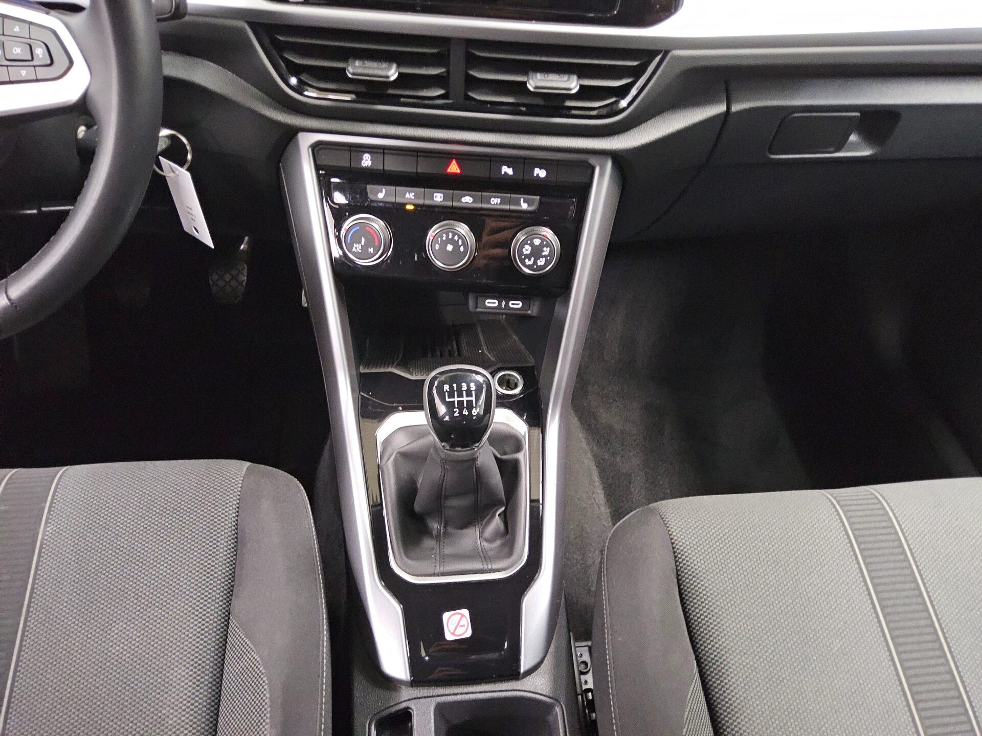 Volkswagen T-Roc 1.0 TSI Life LED DC PDC SHZ DAB+ 6