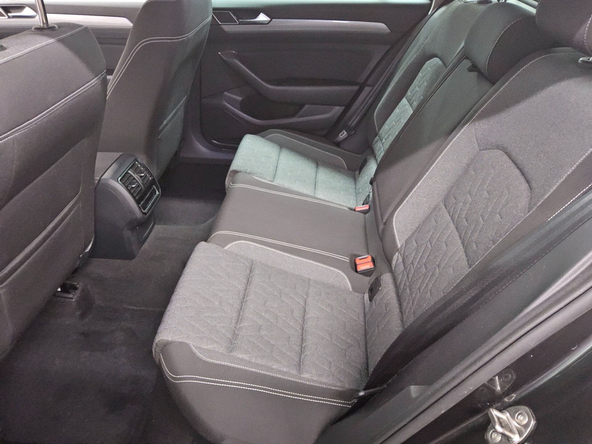 Volkswagen Passat Var. 2.0 TDI Business Navi LED AID 13