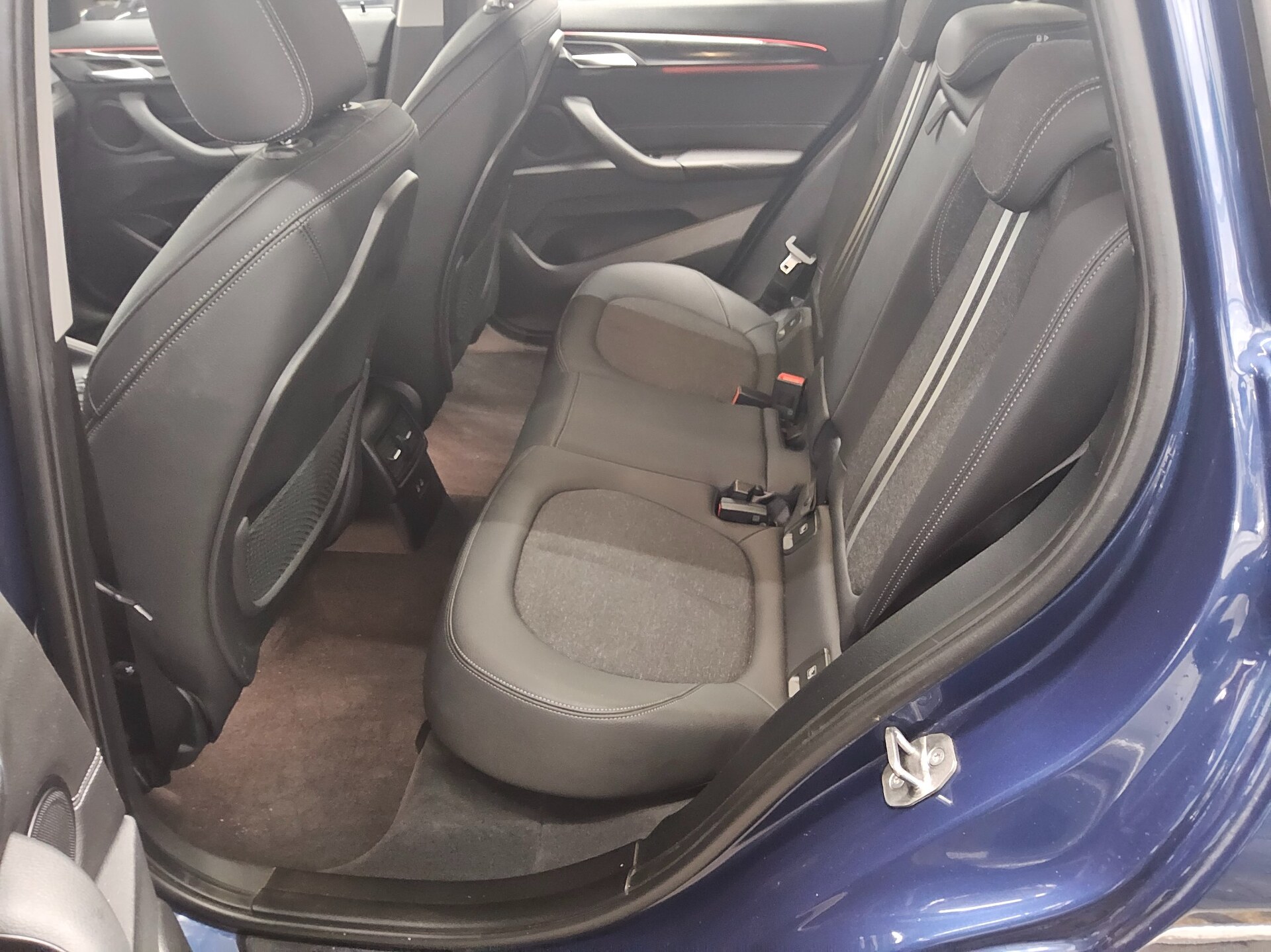 BMW X1 xDrive25d Sport-Line T-Leder Navi LED RFK AHK 12