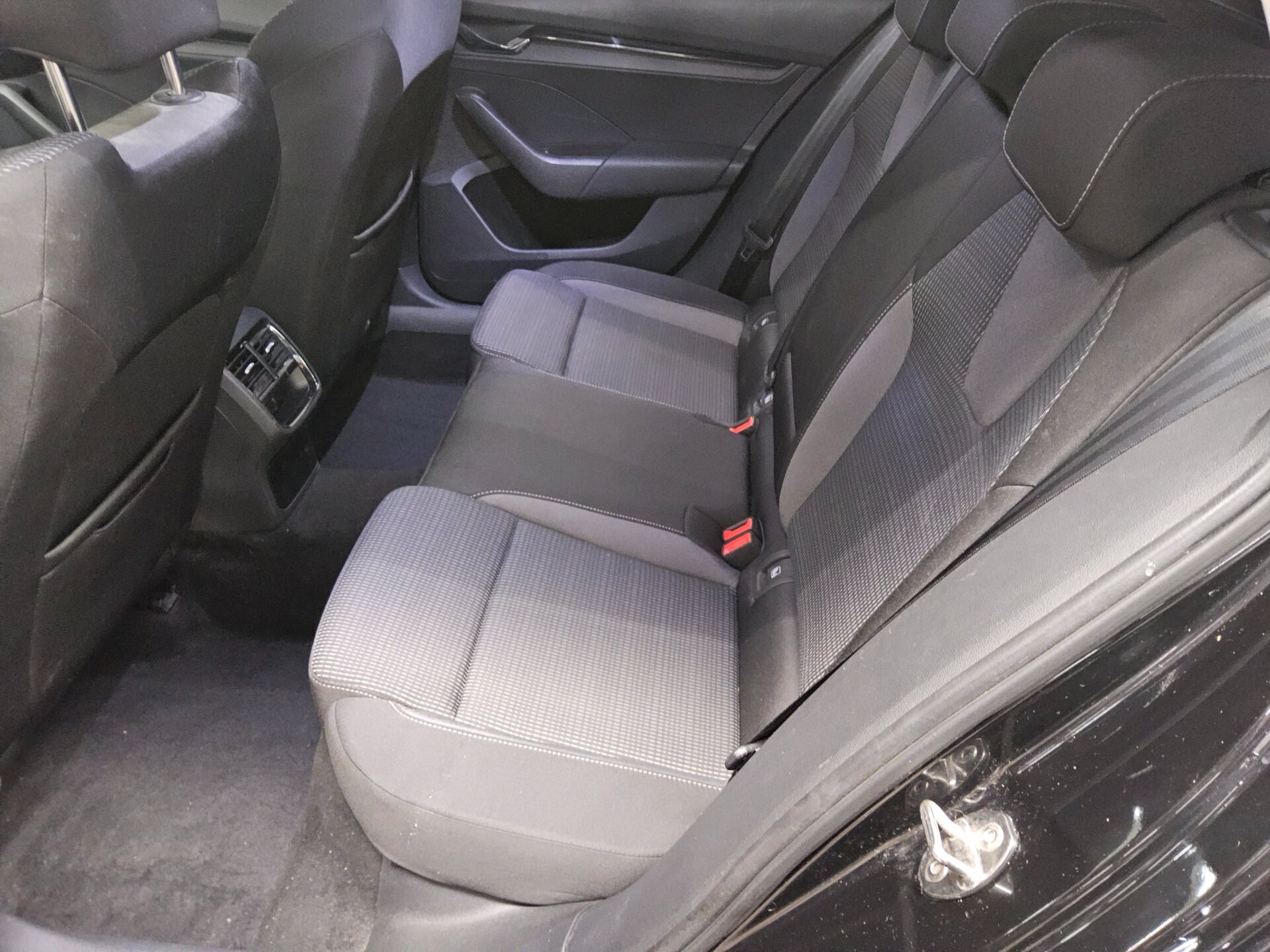 Skoda Octavia Kombi 2.0 TDI Ambition Tempomat LED AHK 13