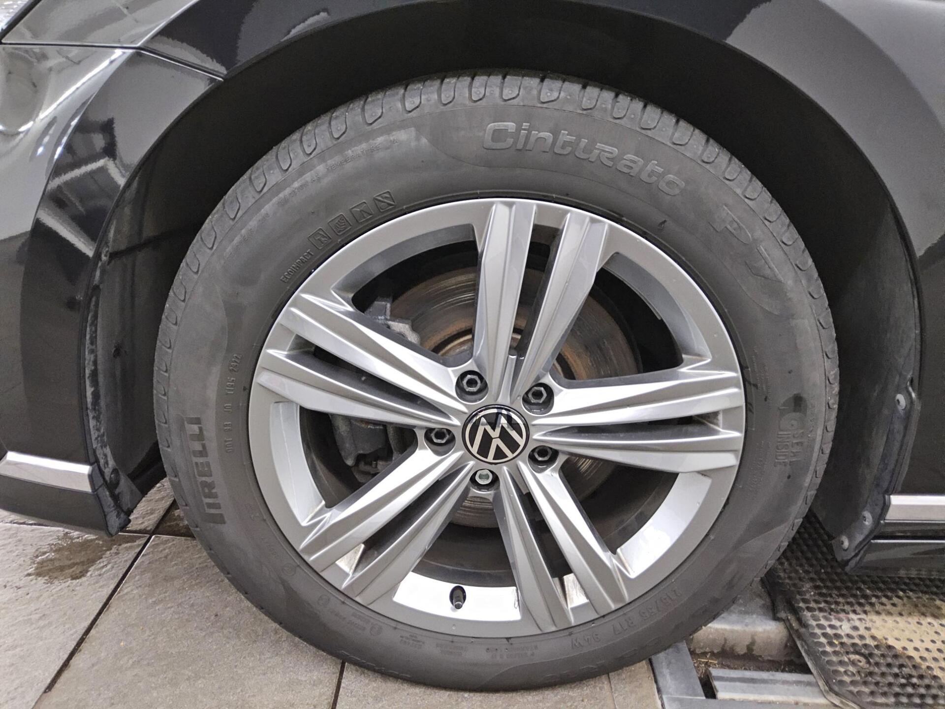 Volkswagen Passat Var. 2.0 TDI R-Line Navi AID LED 11