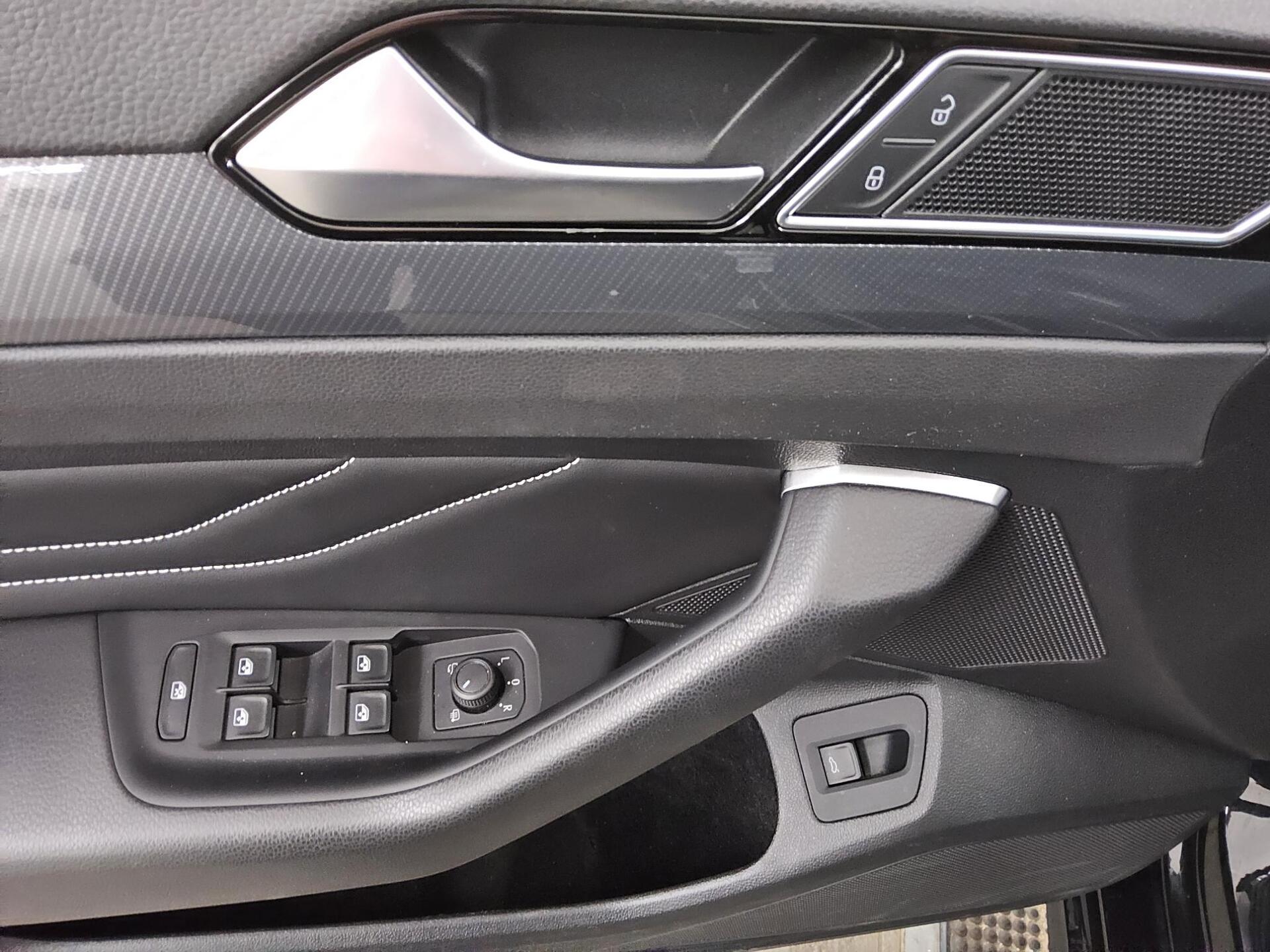 Volkswagen Passat Var. 2.0 TDI R-Line Navi AID LED 10