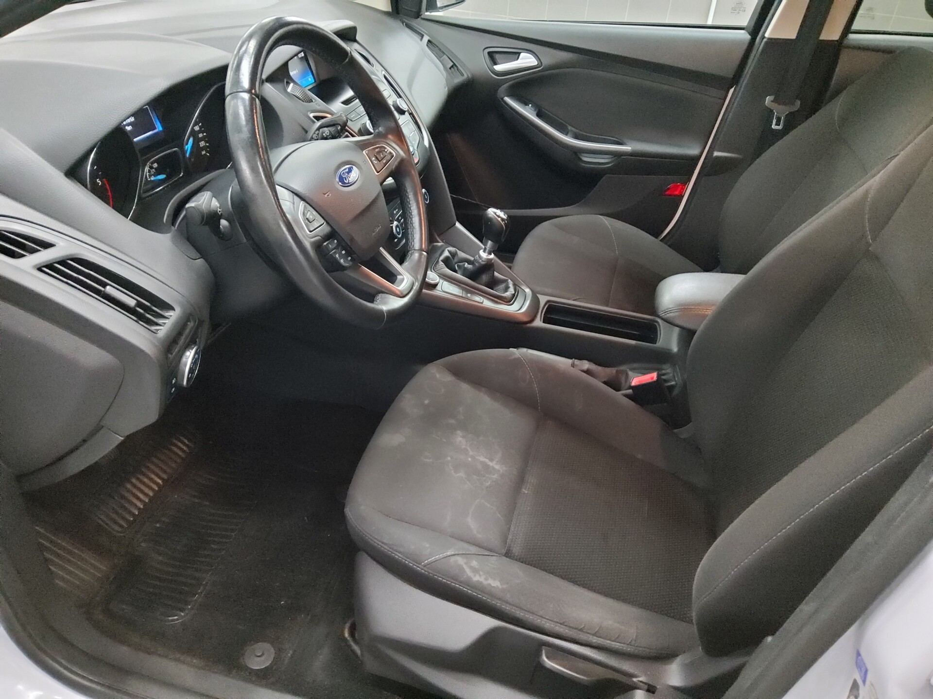 Ford Focus Turnier 1.5 TDCi Trend Shz AHK CD BT 8