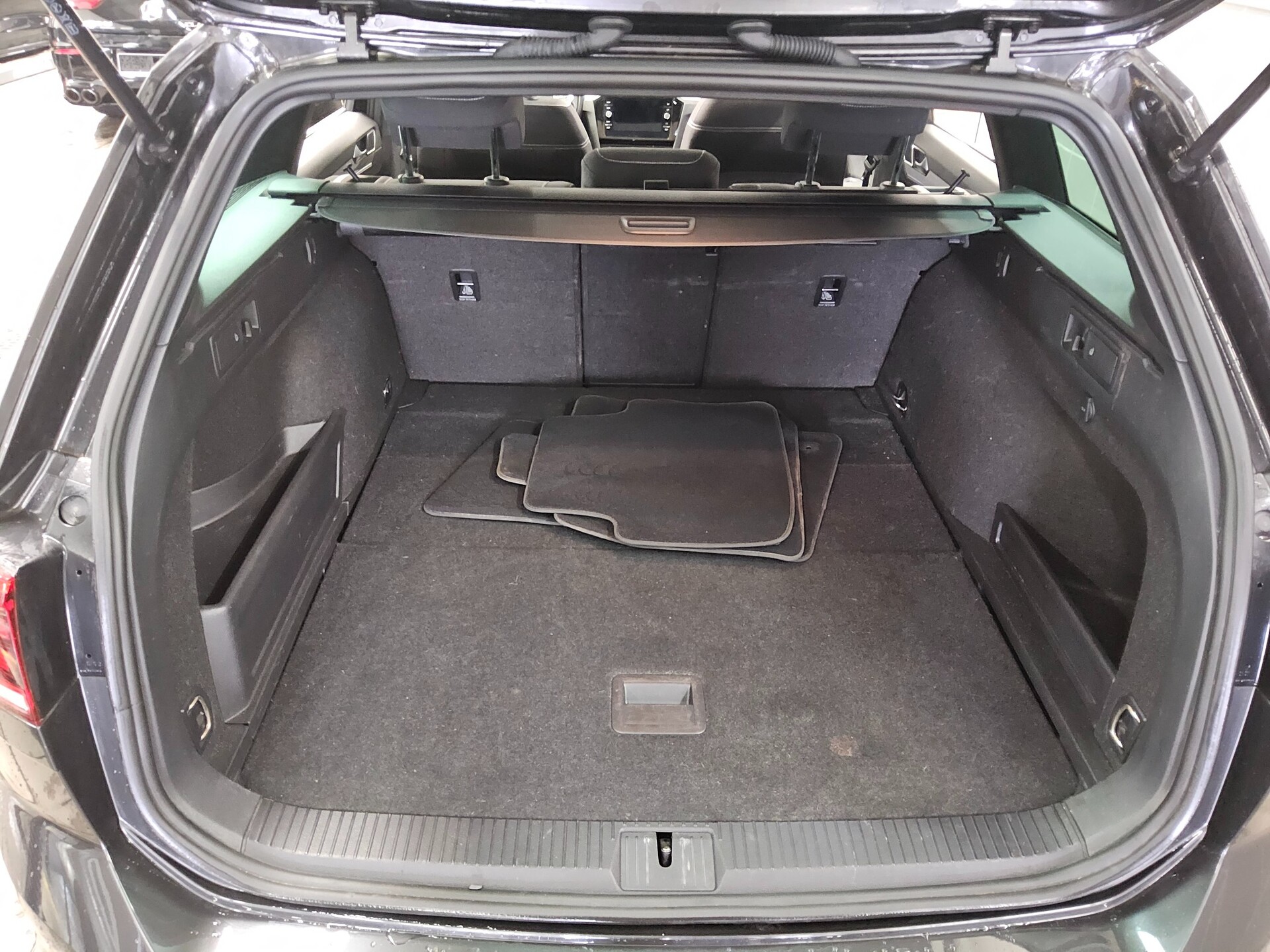 Volkswagen Passat Var. 2.0 TDI Business Navi LED Pano Sthzg 11
