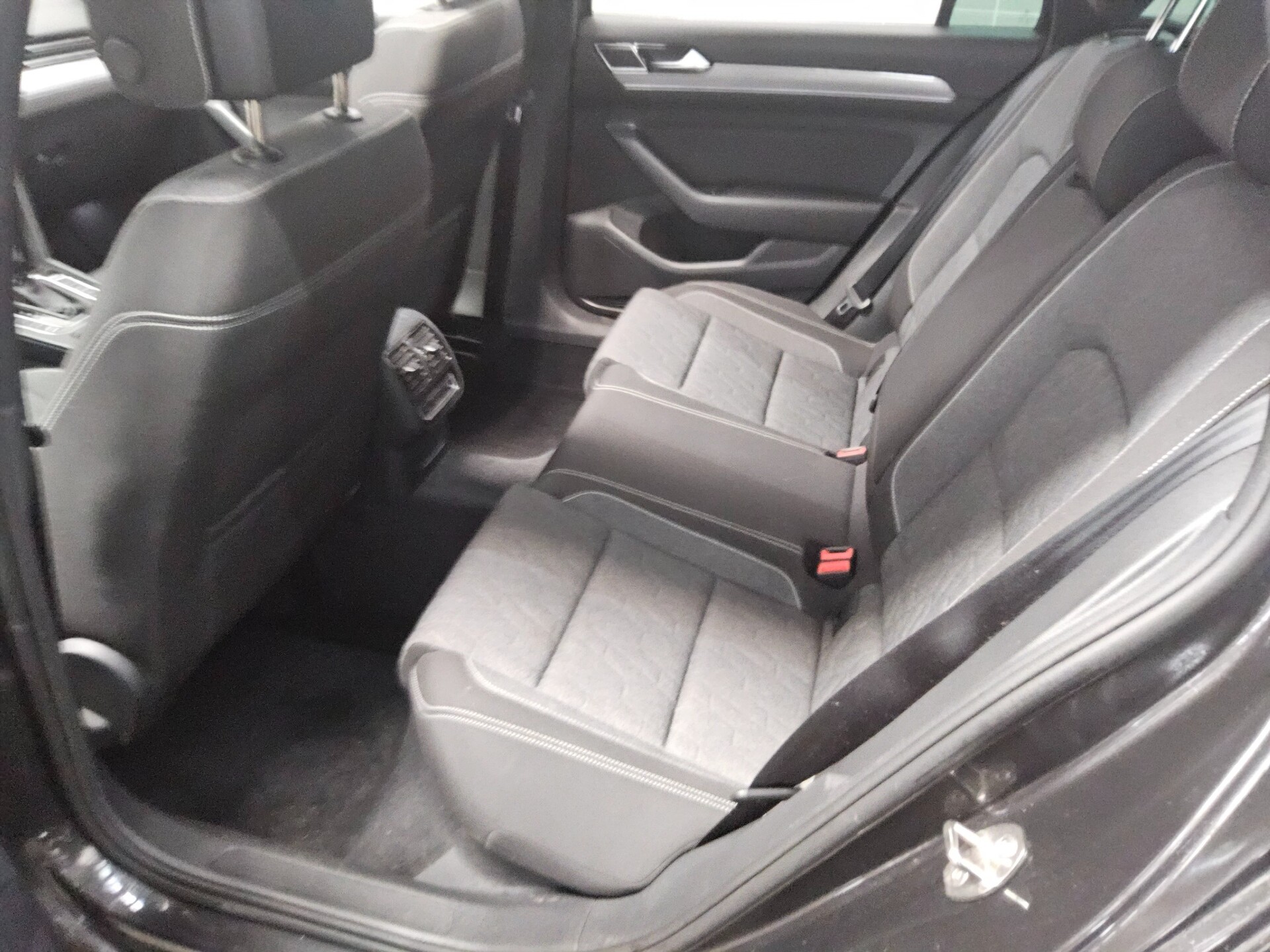 Volkswagen Passat Var. 2.0 TDI Business Navi LED Pano Sthzg 12