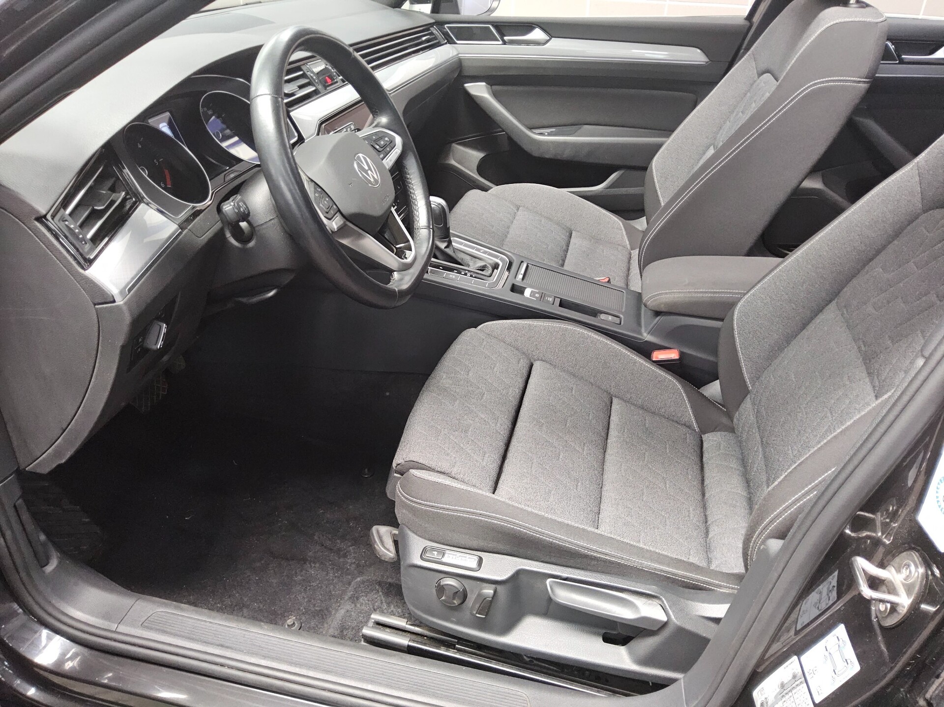 Volkswagen Passat Var. 2.0 TDI Business Navi LED Pano Sthzg 8
