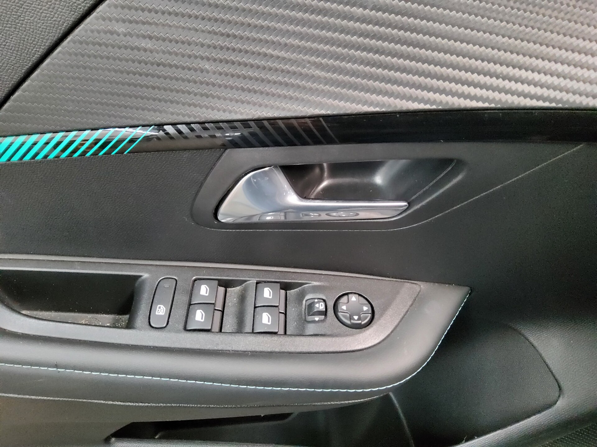 Peugeot 208 e-208 Allure T-Leder Navi LED Shz PDC USB 9