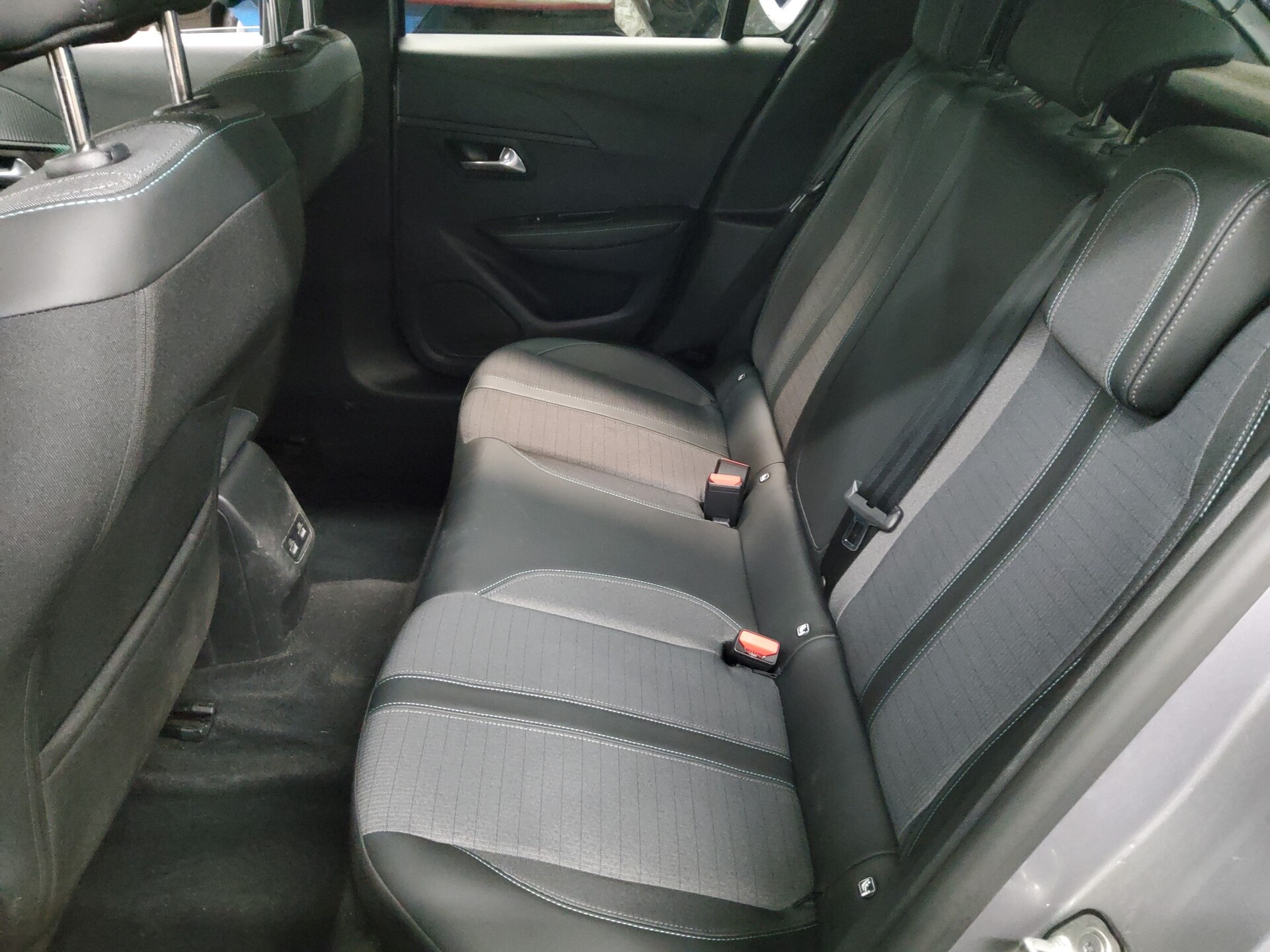 Peugeot 208 e-208 Allure T-Leder Navi LED Shz PDC USB 13