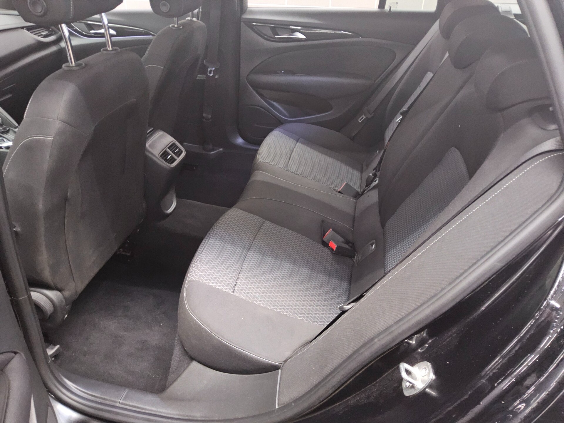 Opel Insignia ST 1.5 D Business Ed. Navi LED AHK PDC 12