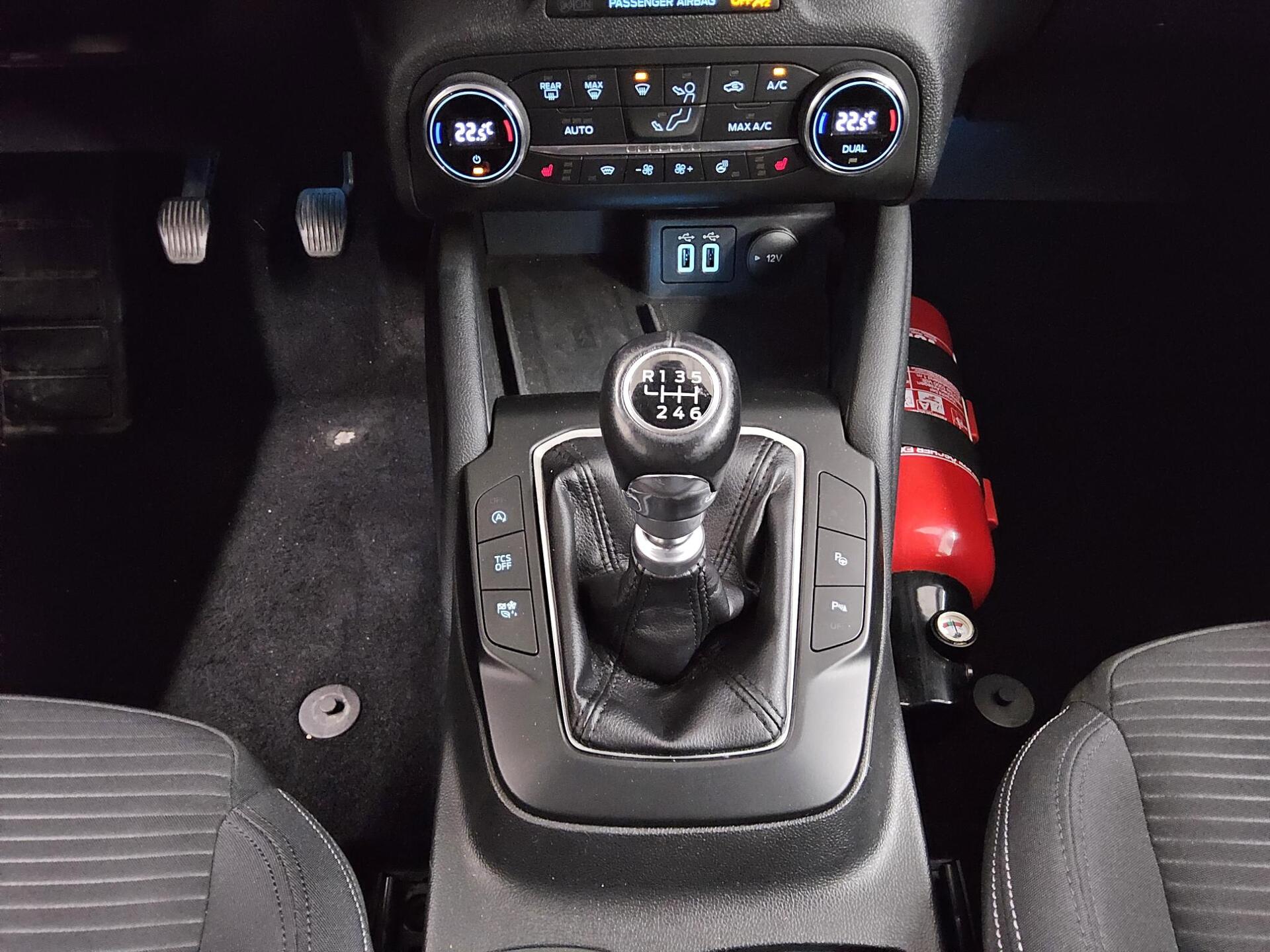 Ford Focus Turnier 1.5 EB Titanium Navi LED Shz PDC 6