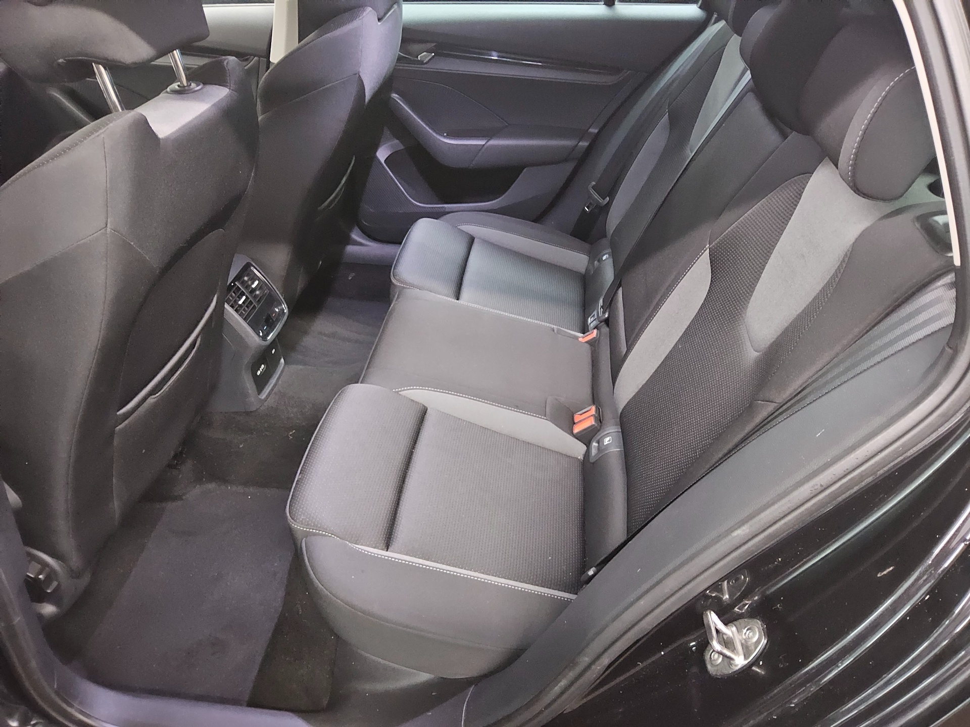 Skoda Octavia Kombi 2.0 TDI Ambition Navi LED vc ACC 13