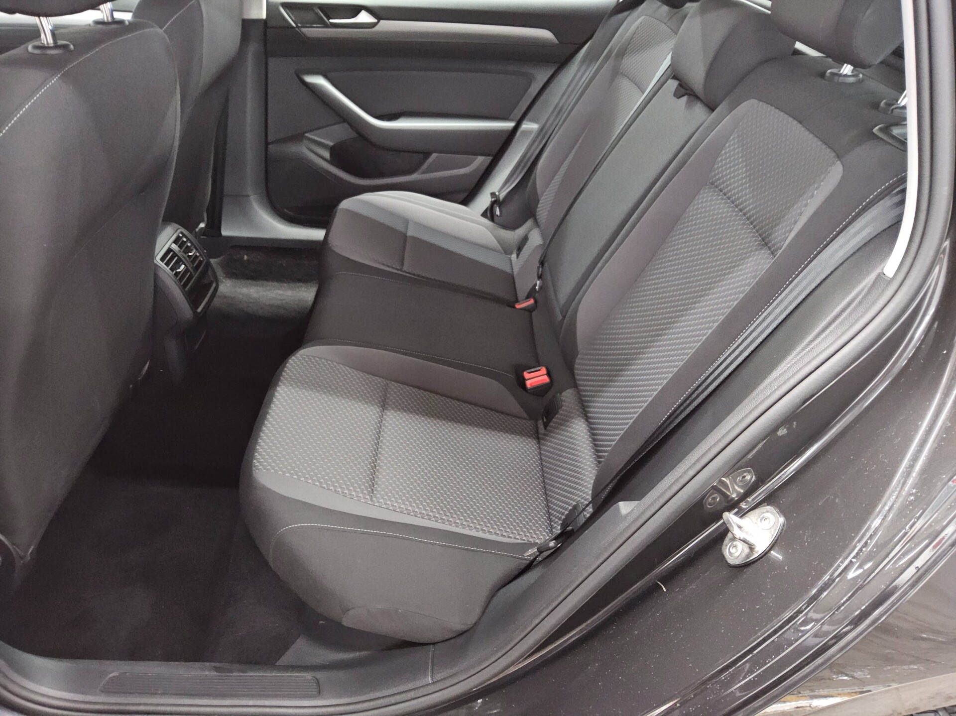 Volkswagen Passat Var. 2.0 TDI Navi LED Shz RFK 13