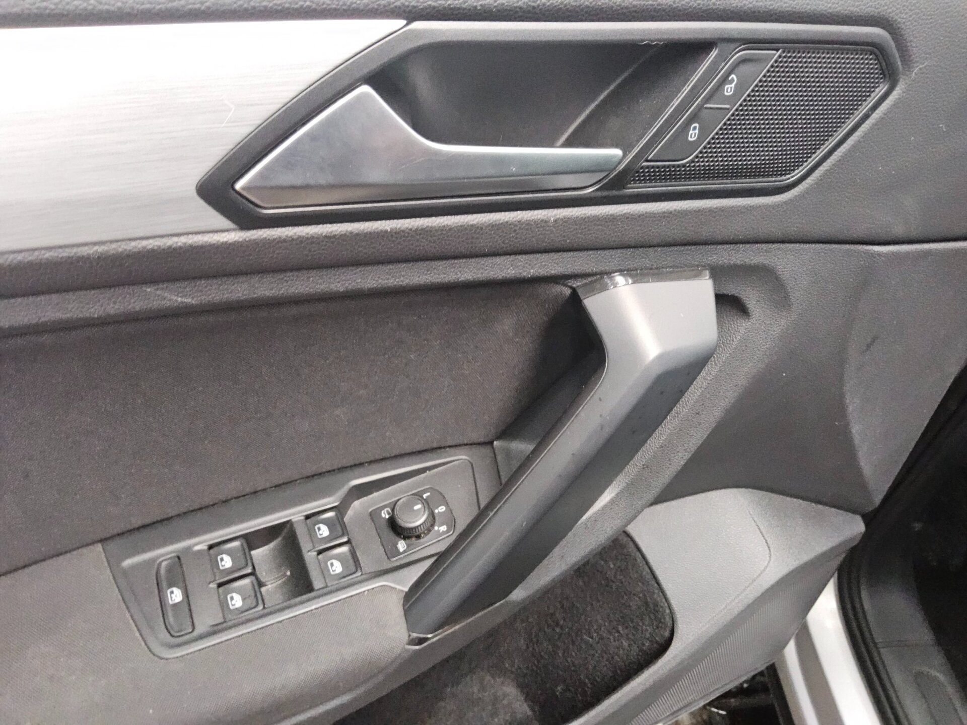 Volkswagen Tiguan 2.0 TDI Navi Matrix AHK ACC 9