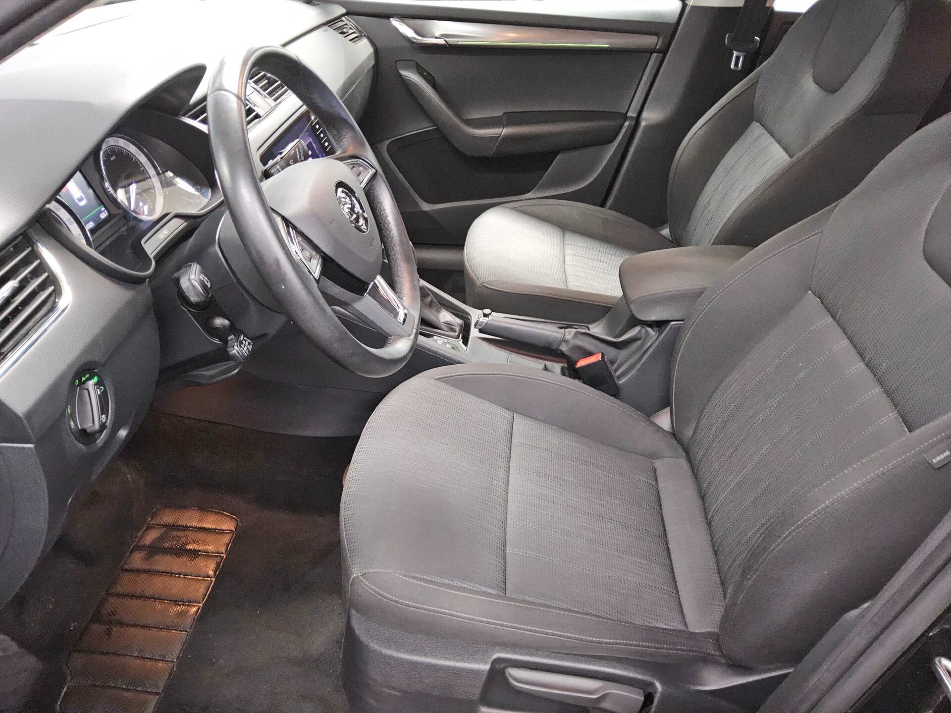 Skoda Octavia Kombi 2.0 TDI Style Navi LED 8