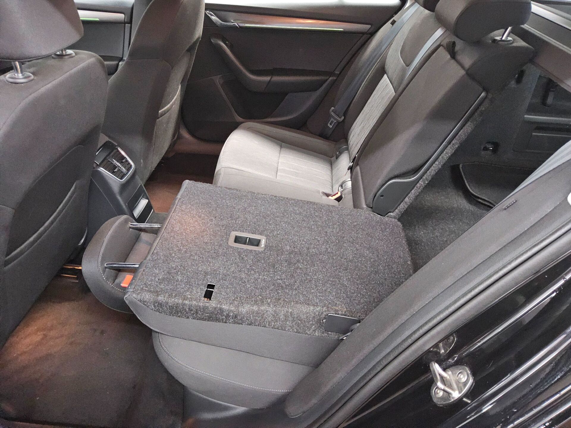 Skoda Octavia Kombi 2.0 TDI Style Navi LED 12