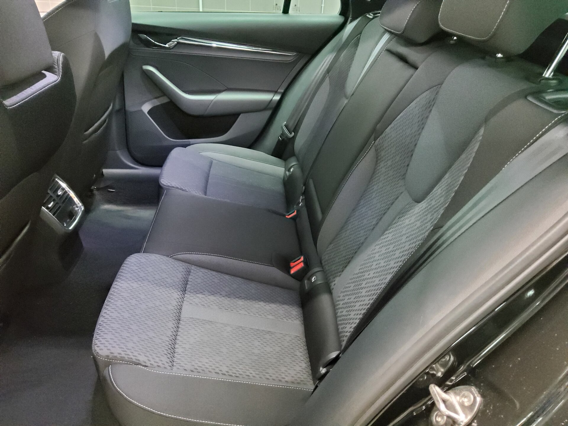 Skoda Octavia Kombi 2.0 TDI Style Navi LED Virtual HuD 13
