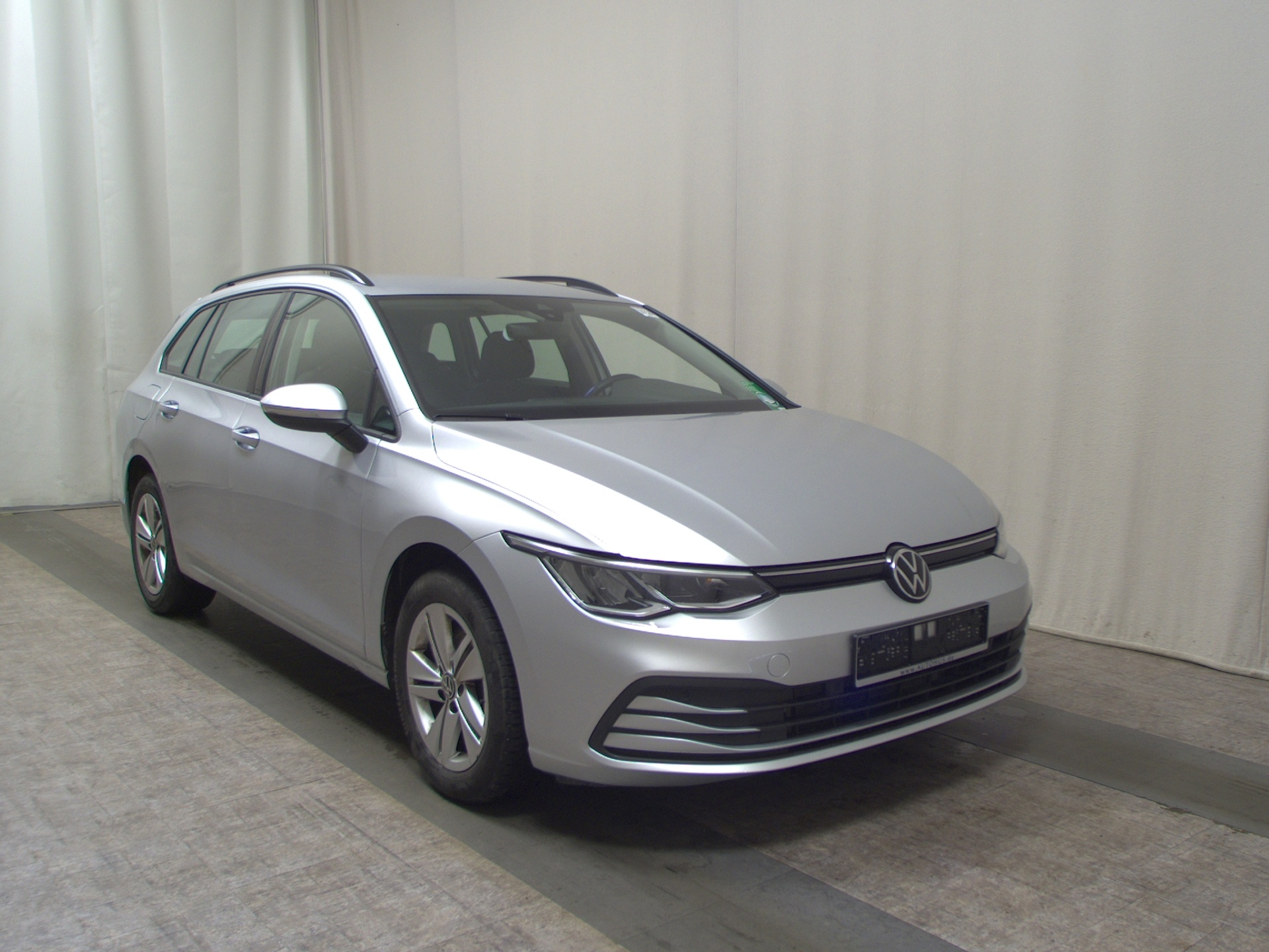 Volkswagen Golf-8 Var. 2.0 TDI Life Navi LED DC AHK PDC 3