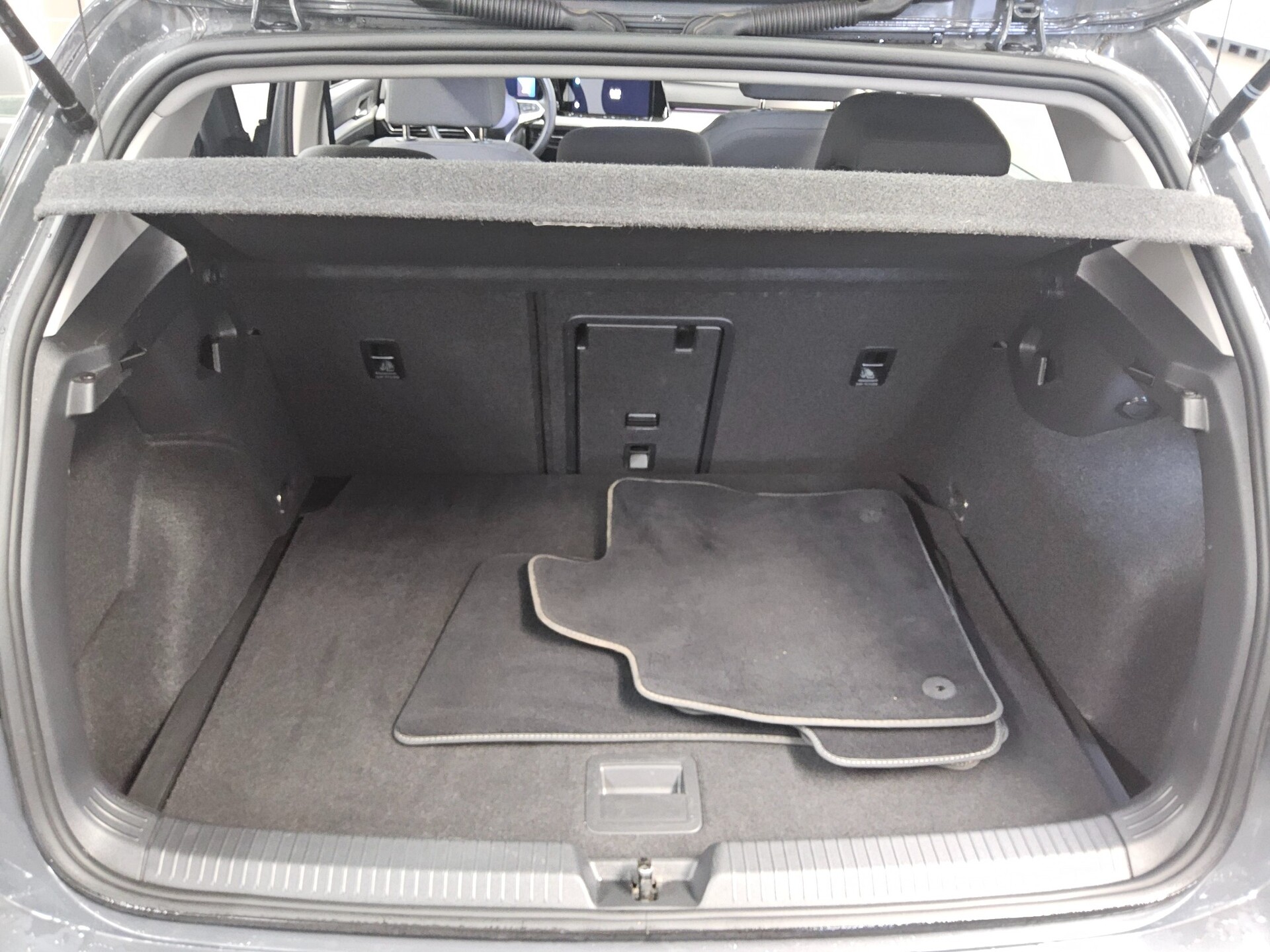 Volkswagen Golf-8 2.0 TDI Life Navi LED ACC PDC Shz 11