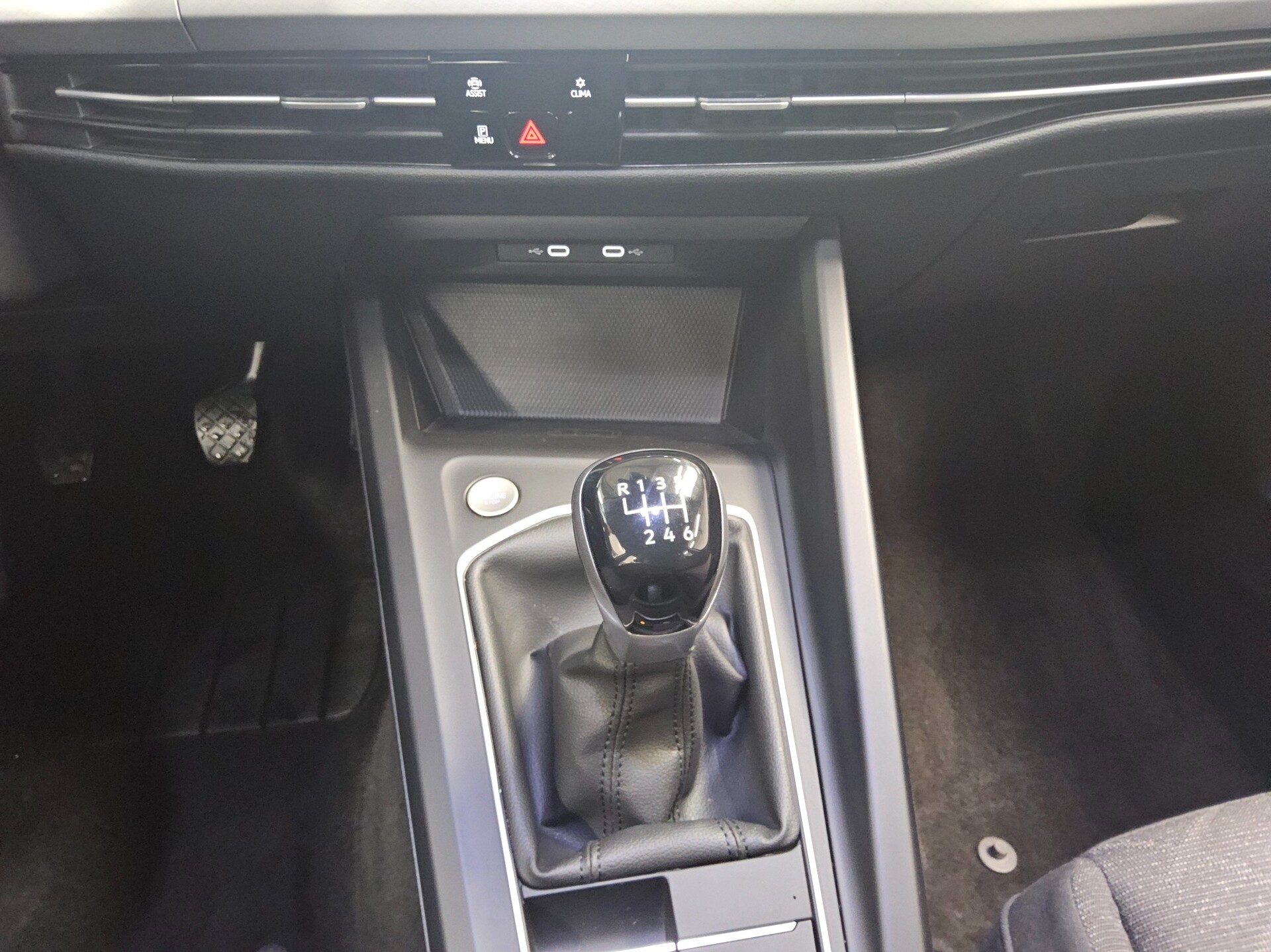 Volkswagen Golf-8 2.0 TDI Life Navi LED ACC PDC Shz 6