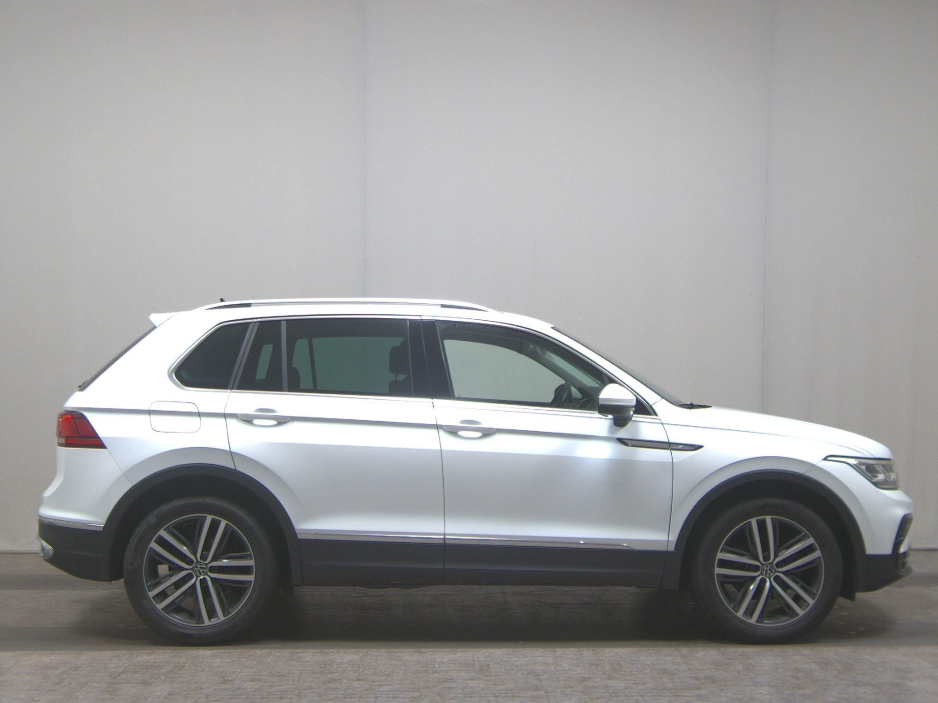 Volkswagen Tiguan 2.0 TDI Elegance Navi LED AID AHK ACC Shz