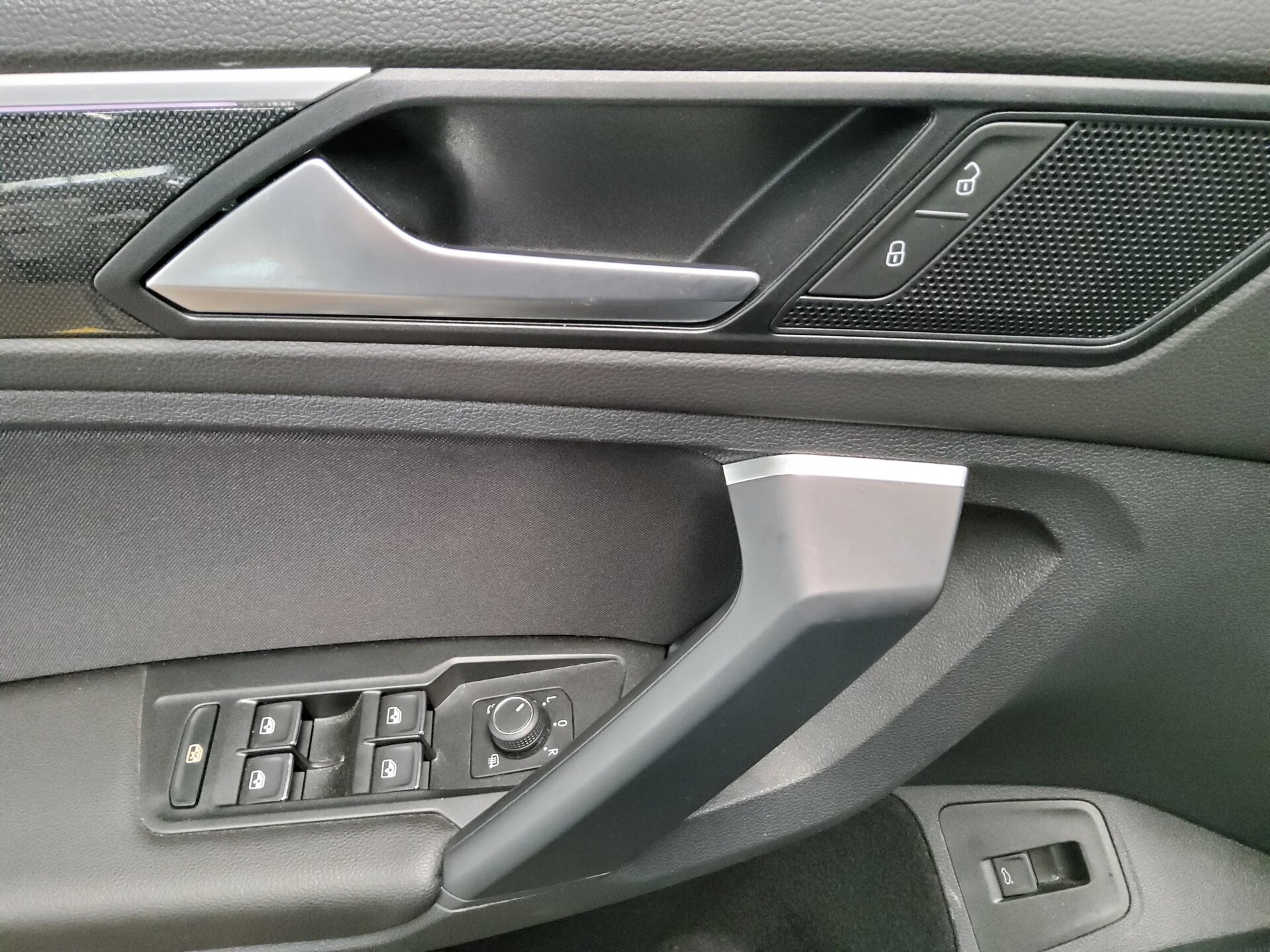 Volkswagen Tiguan 2.0 TDI Elegance Navi LED AID AHK ACC Shz 9