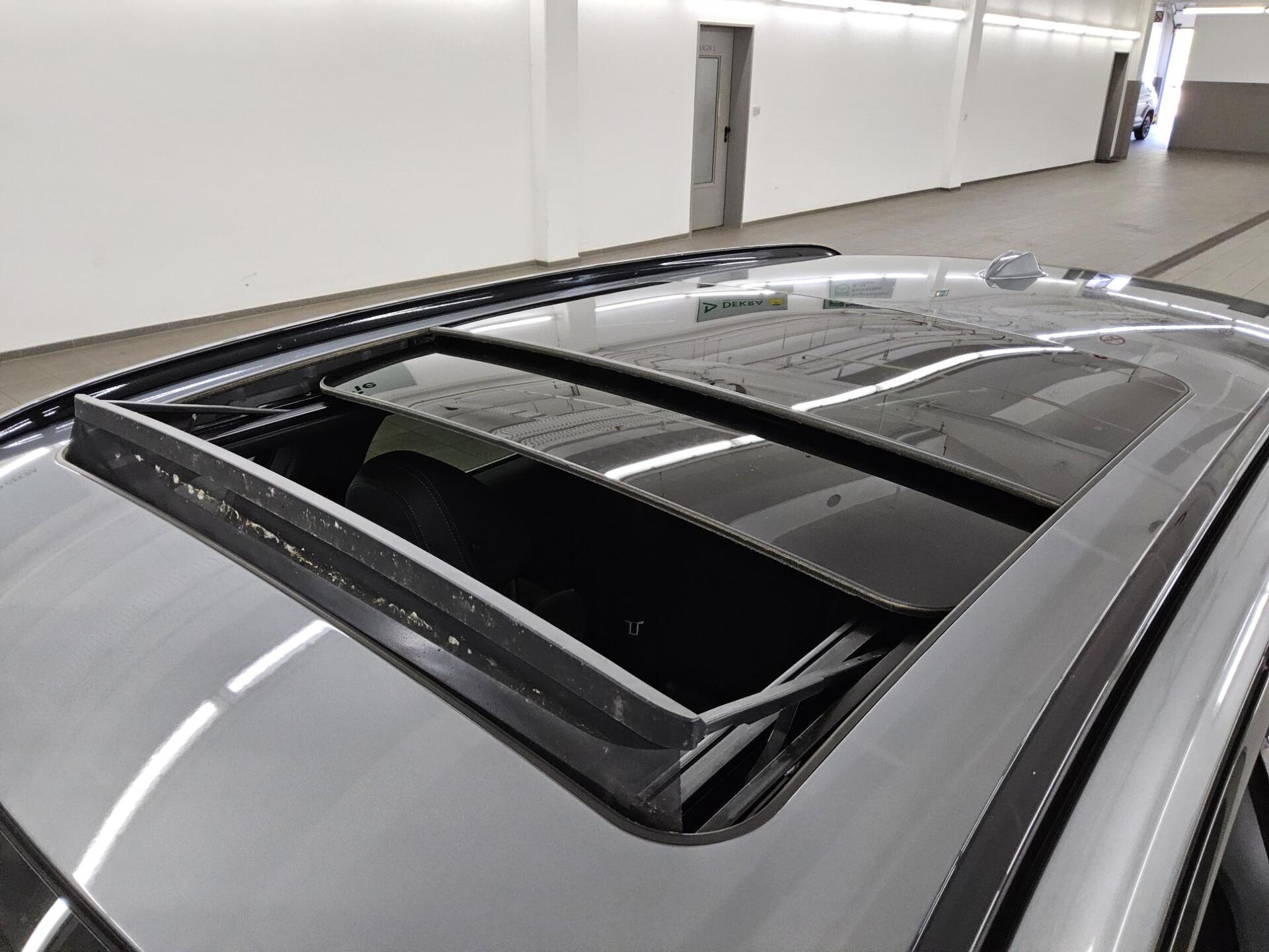 BMW 318dA Touring T-Leder Navi Pano HuD Curved LED 12