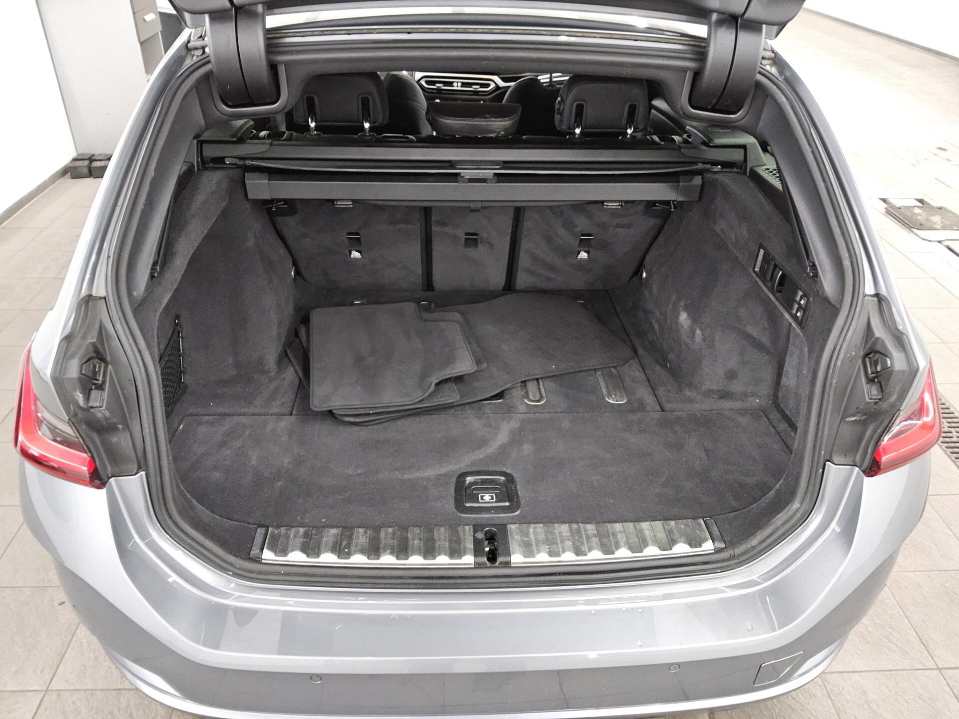 BMW 318dA Touring T-Leder Navi Pano HuD Curved LED 13